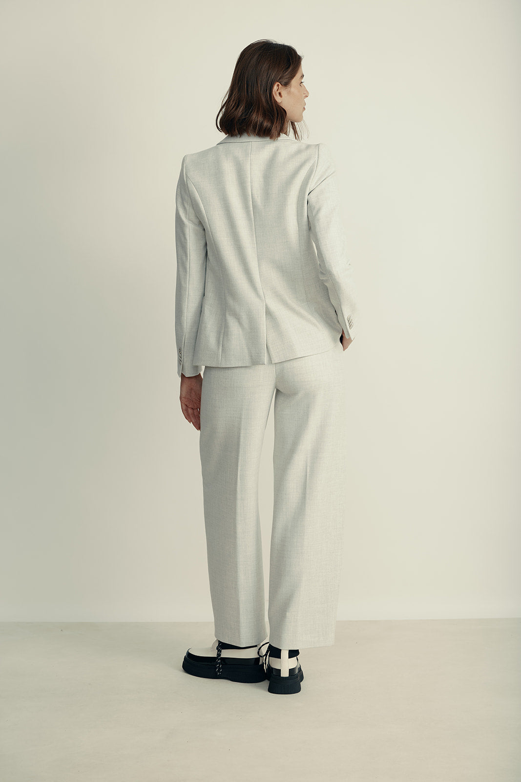 מכנסיים מחוייטים רחביםהרכב: 62% פוליאסטר (ממוחזר), 26% ויסקוזה, 9% צמר, 3% אלסטןהדוגמנית בגובה 1.80 ולובשת מידה 27 של דרייקורן