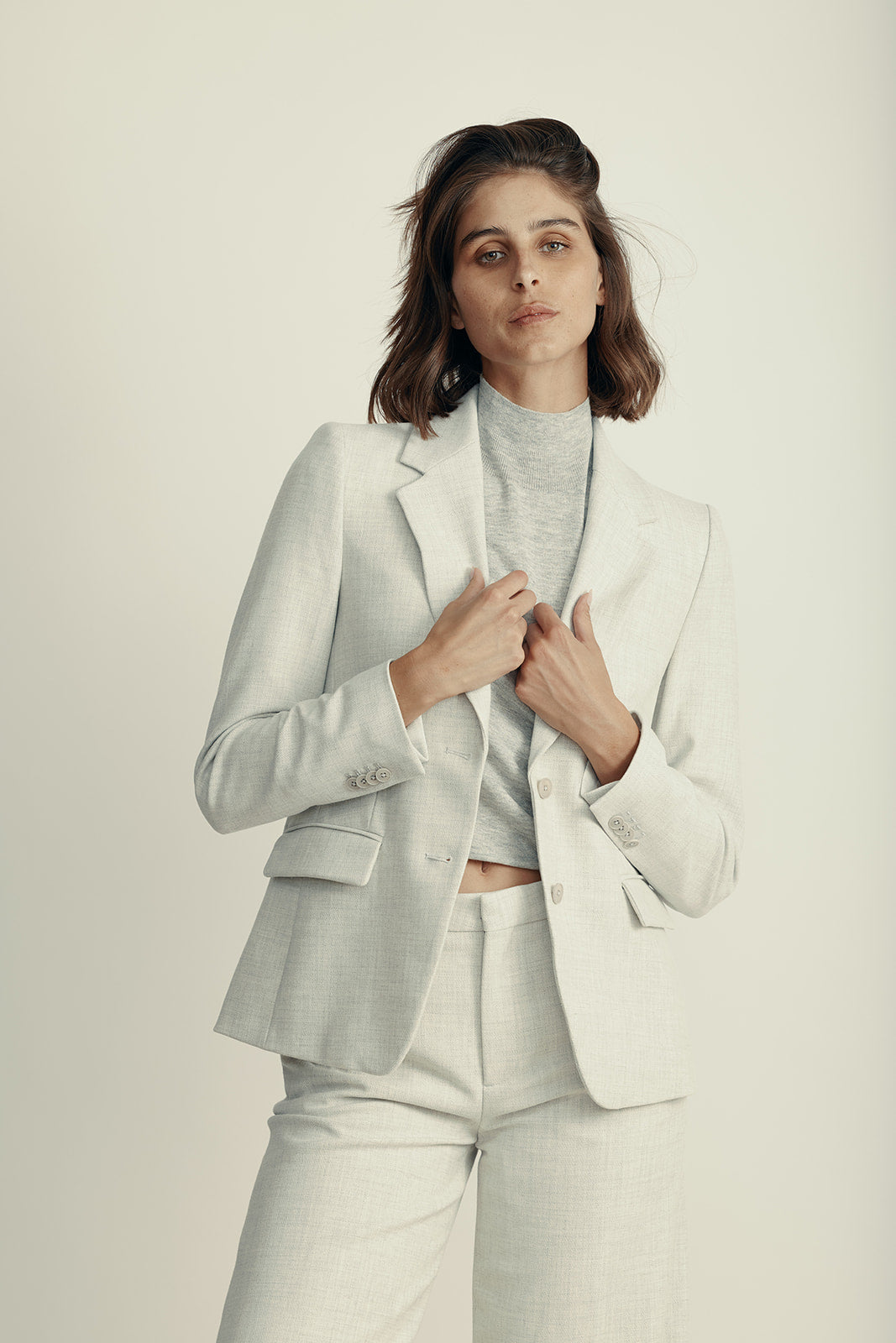 בלייזר סינגל ברסט בגזרת סלים פיטהרכב: 62% פוליאסטר (ממוחזר), 26% ויסקוזה, 9% צמר, 3% אלסטןהדוגמנית בגובה 1.80 ולובשת מידה 2 של דרייקורן