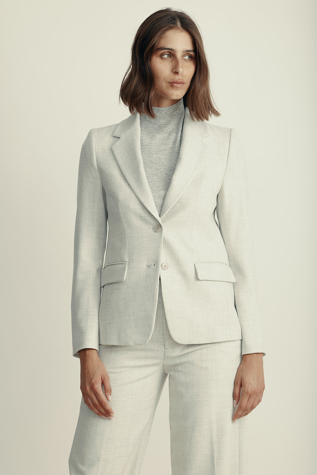 בלייזר סינגל ברסט בגזרת סלים פיטהרכב: 62% פוליאסטר (ממוחזר), 26% ויסקוזה, 9% צמר, 3% אלסטןהדוגמנית בגובה 1.80 ולובשת מידה 2 של דרייקורן