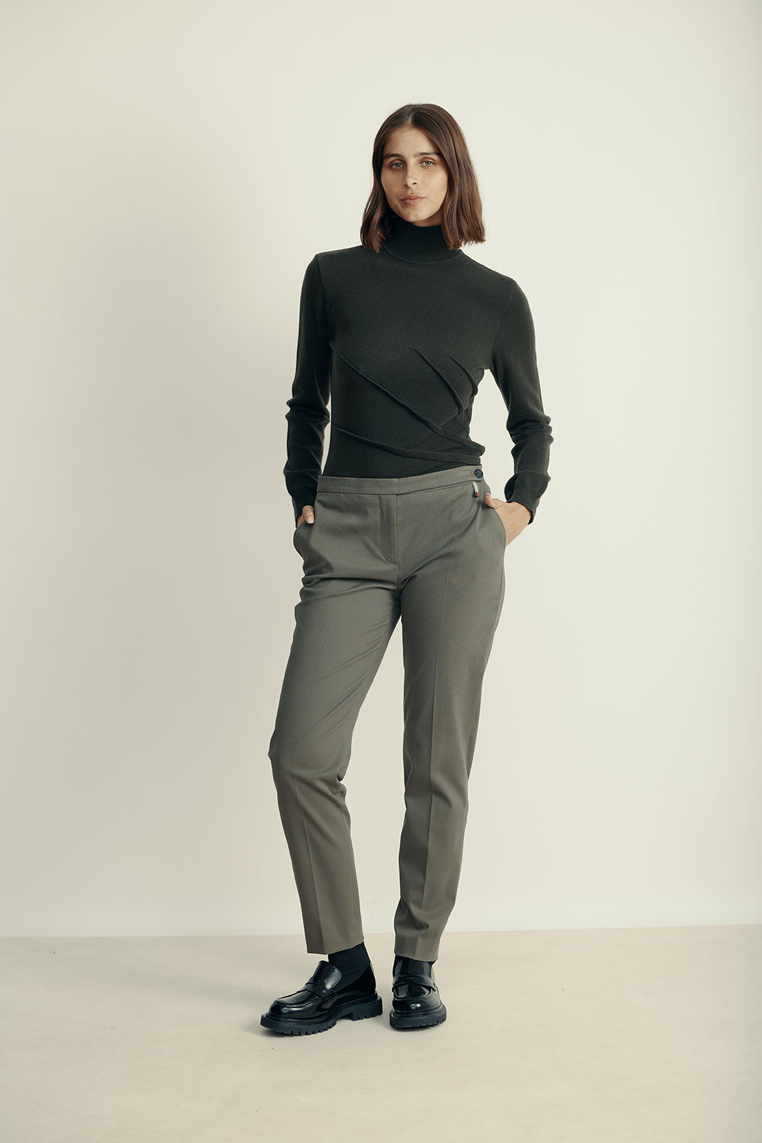 מכנסיים מחוייטים עם סגירת כפתור צידיהרכב: 62% כותנה, 35% ליוסל, 3% אלסטןהדוגמנית בגובה 1.80 ולובשת מידה 42 איטלקית