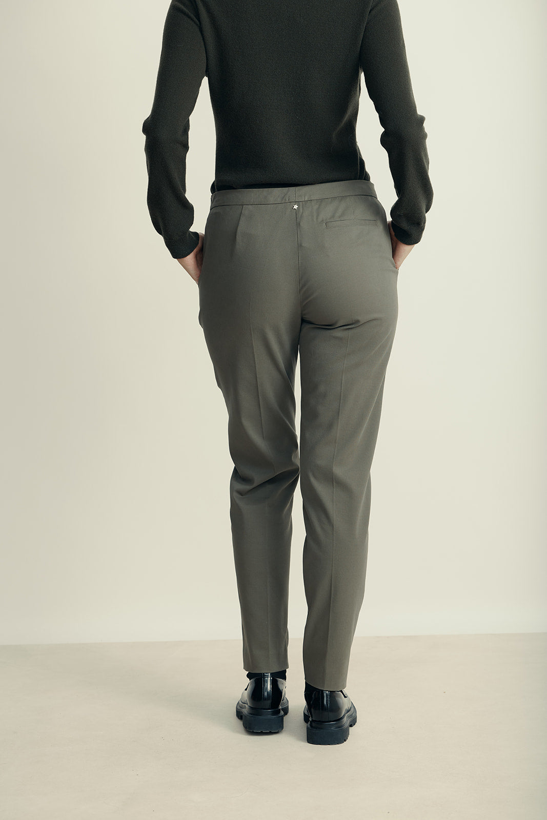 מכנסיים מחוייטים עם סגירת כפתור צידיהרכב: 62% כותנה, 35% ליוסל, 3% אלסטןהדוגמנית בגובה 1.80 ולובשת מידה 42 איטלקית