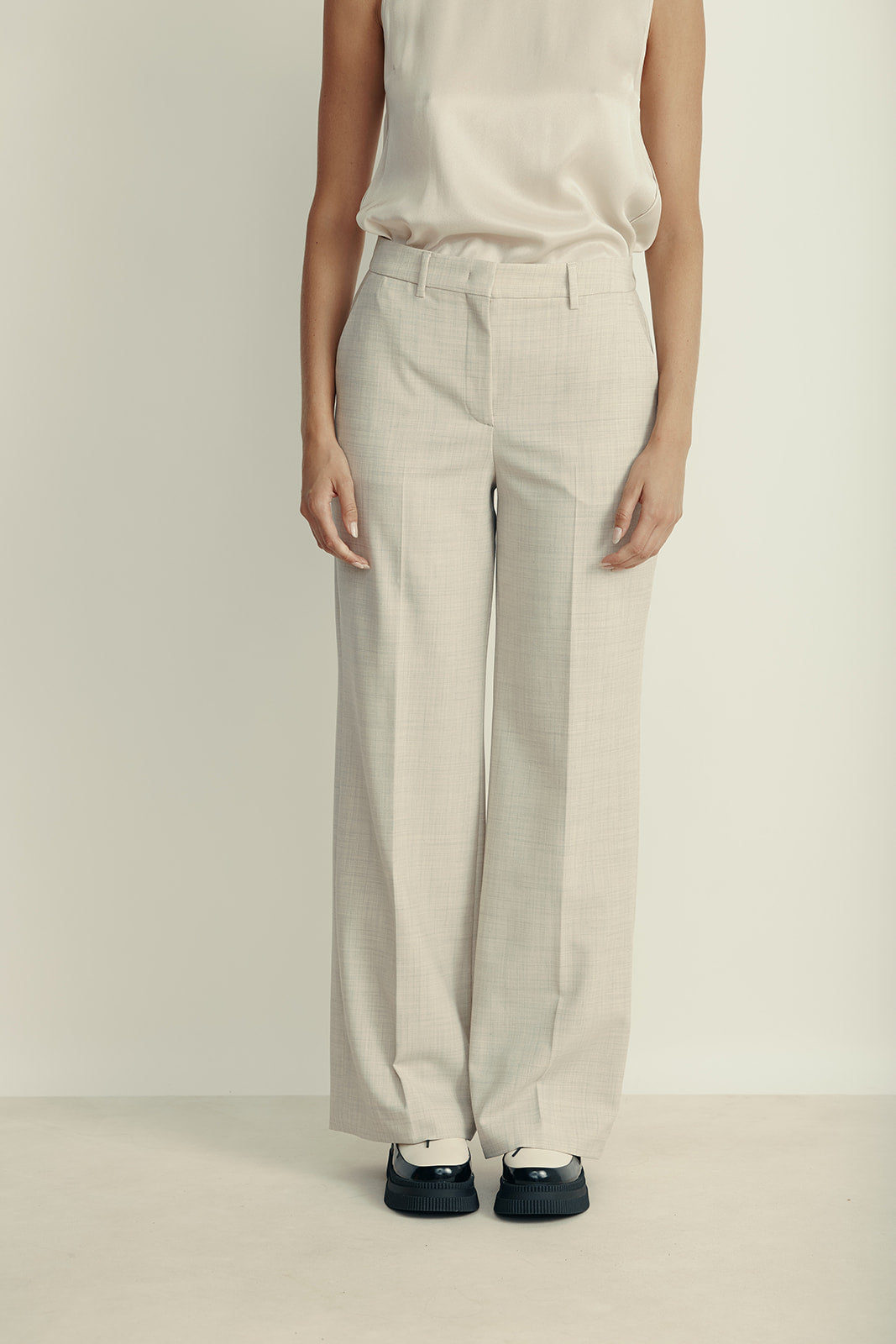 מכנסיים מחוייטים רחביםהרכב: 53% פוליאסטר, 43% צמר וירג'ין, 4% אלסטןהדוגמנית בגובה 1.80 ולובשת מידה 42 איטלקית