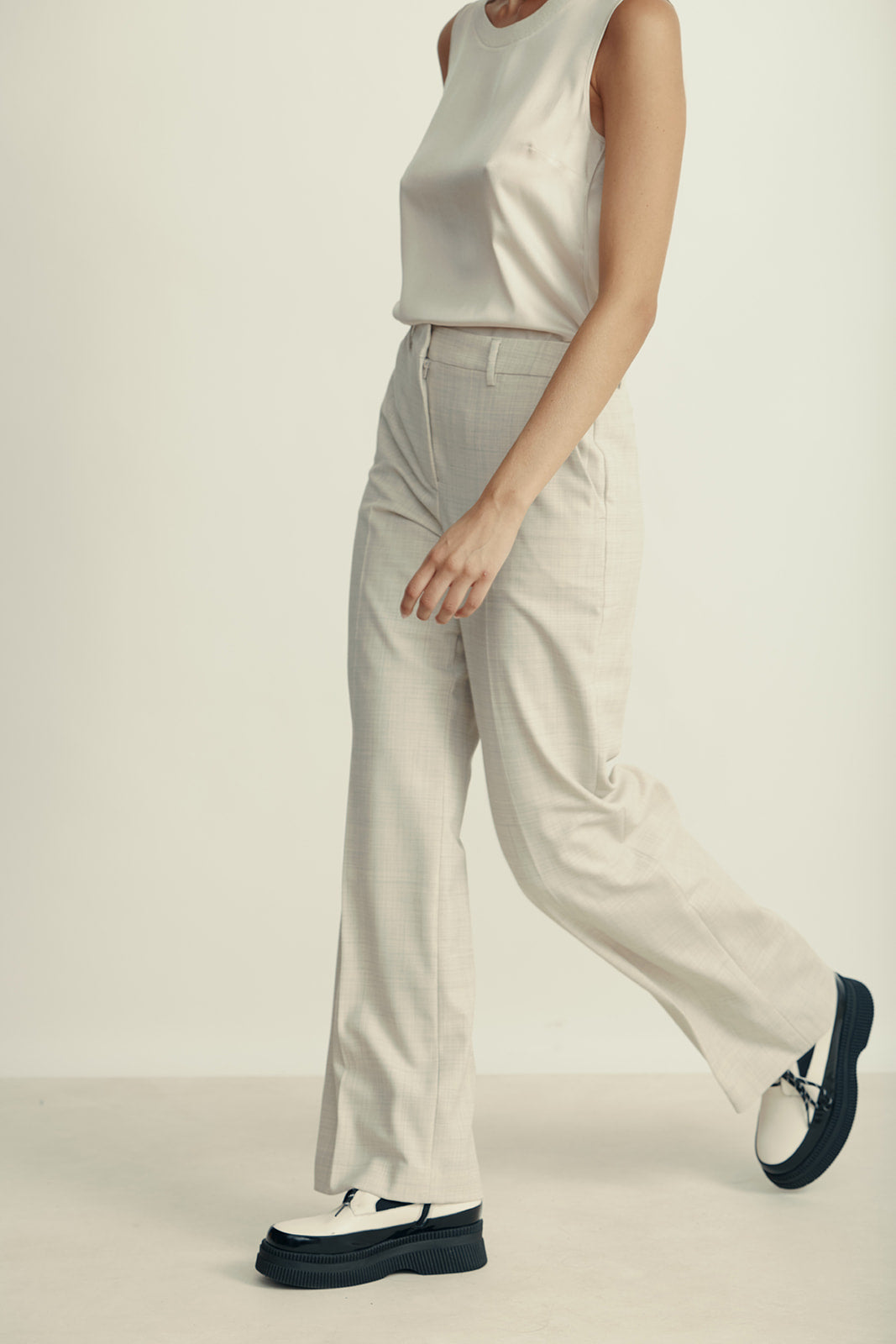 מכנסיים מחוייטים רחביםהרכב: 53% פוליאסטר, 43% צמר וירג'ין, 4% אלסטןהדוגמנית בגובה 1.80 ולובשת מידה 42 איטלקית