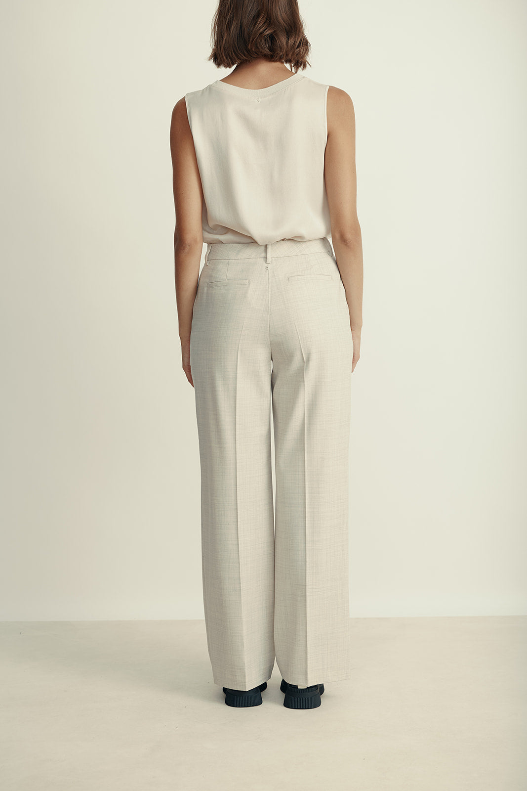 מכנסיים מחוייטים רחביםהרכב: 53% פוליאסטר, 43% צמר וירג'ין, 4% אלסטןהדוגמנית בגובה 1.80 ולובשת מידה 42 איטלקית