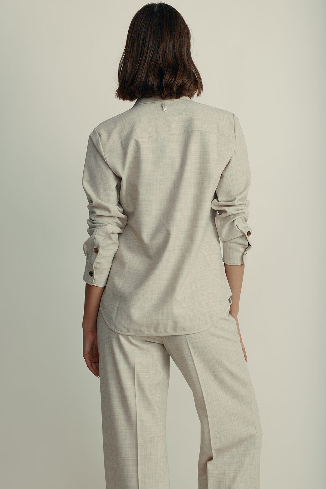 חולצה מכופתרת עם סגירת כפתורים בשרווליםהרכב: 53% פוליאסטר, 43% צמר וירג'ין, 4% אלסטןהדוגמנית בגובה 1.80 ולובשת מידה 42 איטלקית