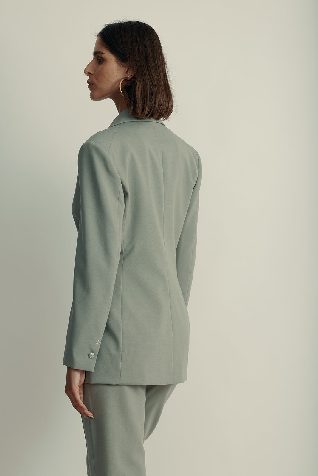 בלייזר מחוייט מקולקציית MOSCHINO Jeans עם כיסים נסתריםהרכב: 55% פוליאסטר, 43% צמר וירג'ין, 2% אלסטןהדוגמנית בגובה 1.80 ולובשת מידה 42 איטלקית