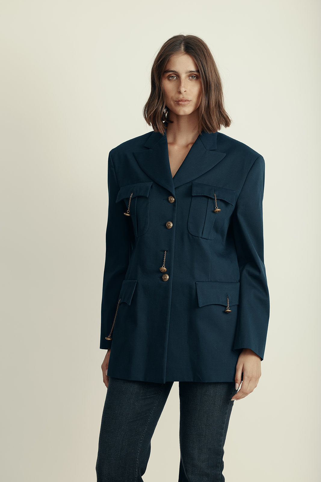 ז'קט במראה מחוייט מקולקציית MOSCHINO Couture עם אלמנט כפתוריםהרכב: 90% כותנה, 10% צמר; בטנה: 52% אצטט, 48% ויסקוזההדוגמנית בגובה 1.80 ולובשת מידה 38 איטלקית