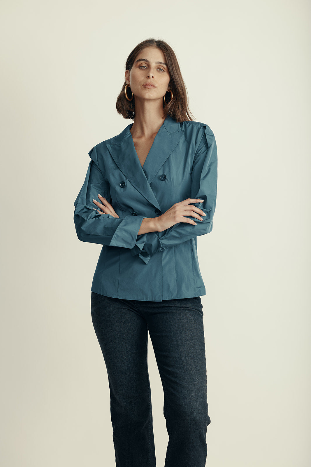 חולצה מכופתרת אלגנטית דאבל ברסטהרכב: 79% פוליאסטר, 21% משיהדוגמנית בגובה 1.80 ולובשת מידה 42 איטלקית