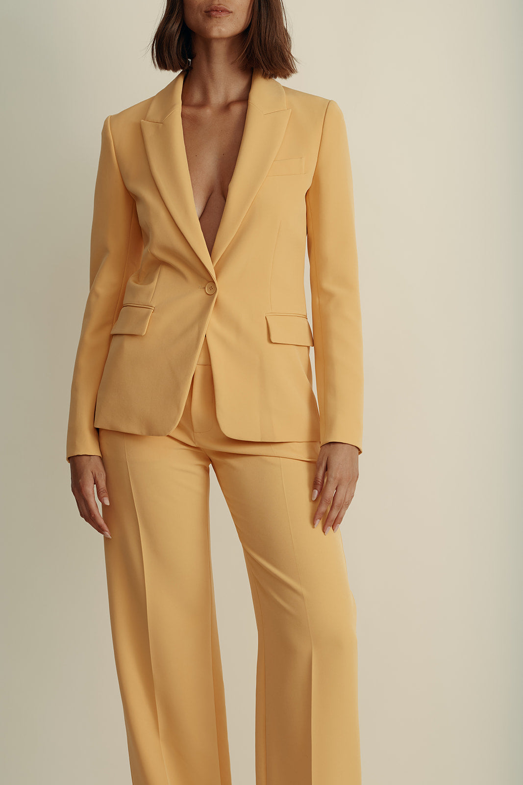 בלייזר מחוייט מקולקציית MOSCHINO Jeans עם כיסים גלוייםהרכב: 88% פוליאסטר, 12% אלסטןהדוגמנית בגובה 1.80 ולובשת מידה 42 איטלקית