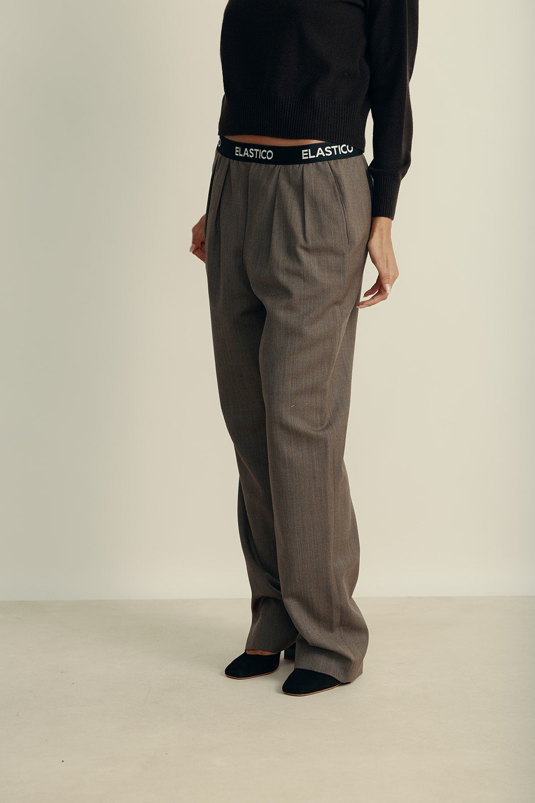 מכנסי צמר אוברסייז עם רצועת מותן אלסטיתהרכב: 100% צמר; בטנה: 60% אצטט, 40% ויסקוזההדוגמנית בגובה 1.80 ולובשת מידה 42 איטלקית