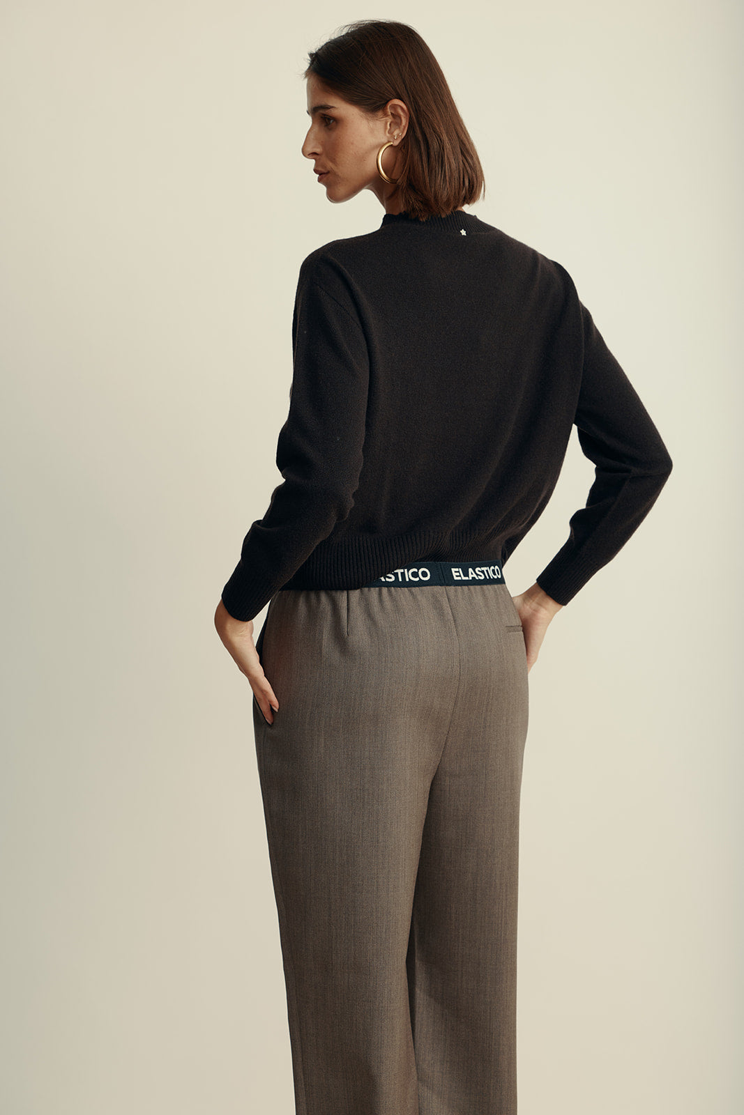 מכנסי צמר אוברסייז עם רצועת מותן אלסטיתהרכב: 100% צמר; בטנה: 60% אצטט, 40% ויסקוזההדוגמנית בגובה 1.80 ולובשת מידה 42 איטלקית