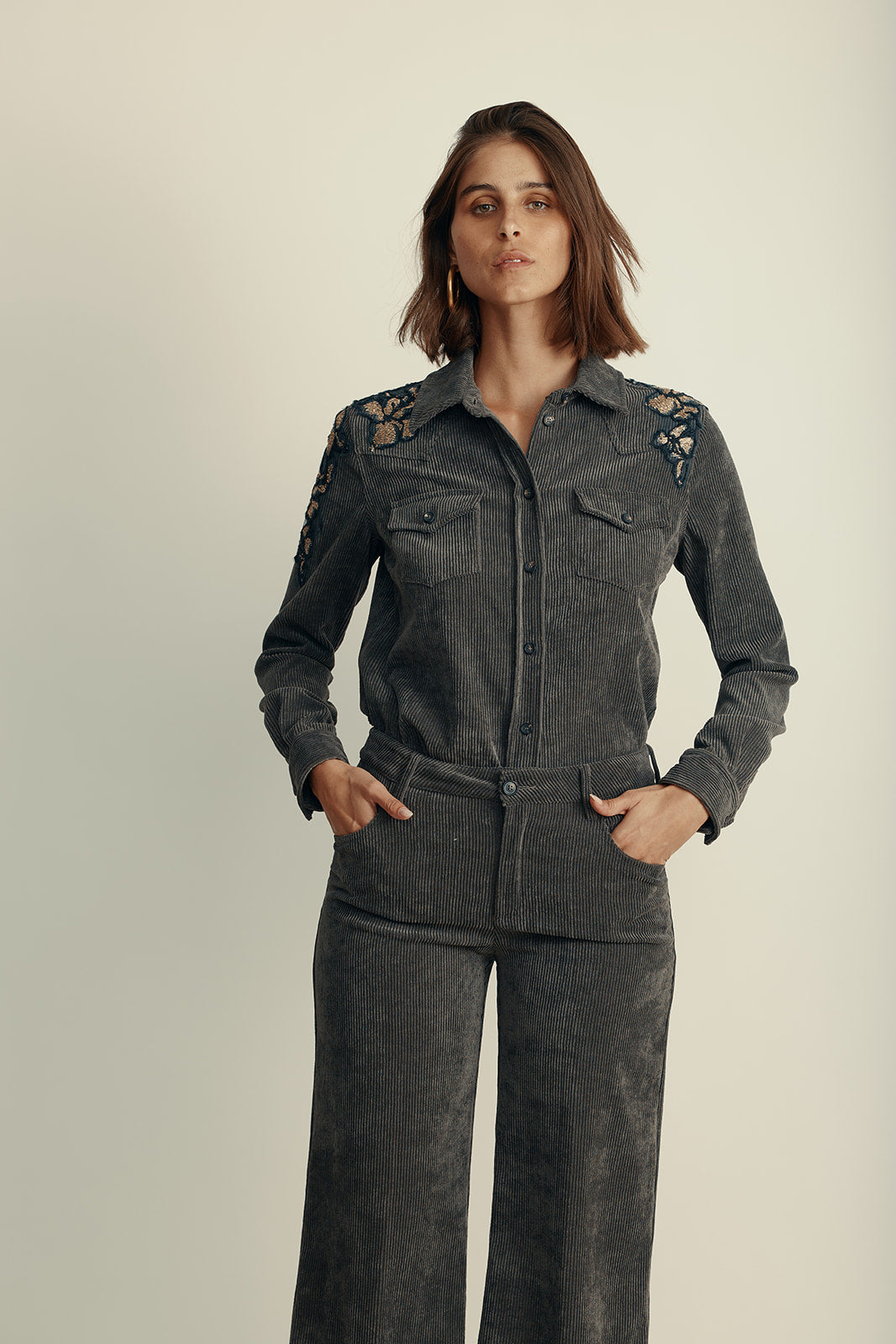 מכנסי קורדרוי רחביםהרכב: 82% פוליאסטר, 15% פוליאמיד, 3% אלסטן; בד משני: 100% כותנההדוגמנית בגובה 1.80 ולובשת מידה 42 איטלקית