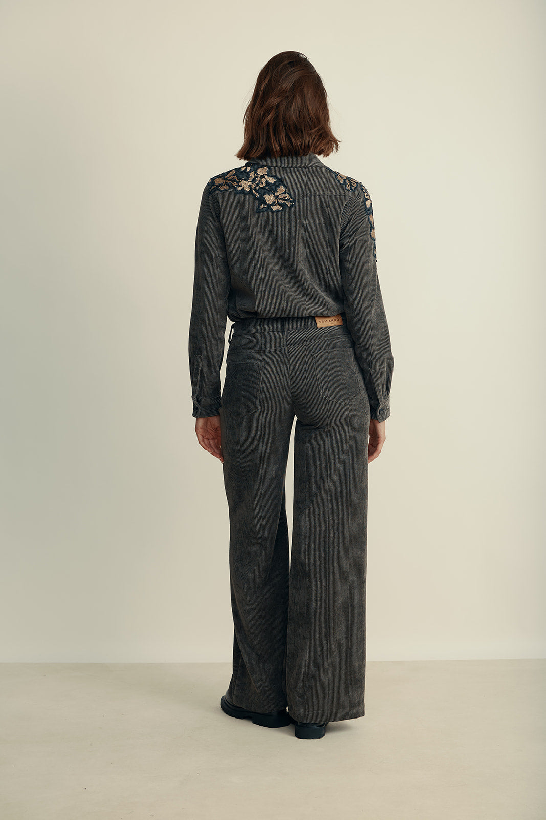 מכנסי קורדרוי רחביםהרכב: 82% פוליאסטר, 15% פוליאמיד, 3% אלסטן; בד משני: 100% כותנההדוגמנית בגובה 1.80 ולובשת מידה 42 איטלקית