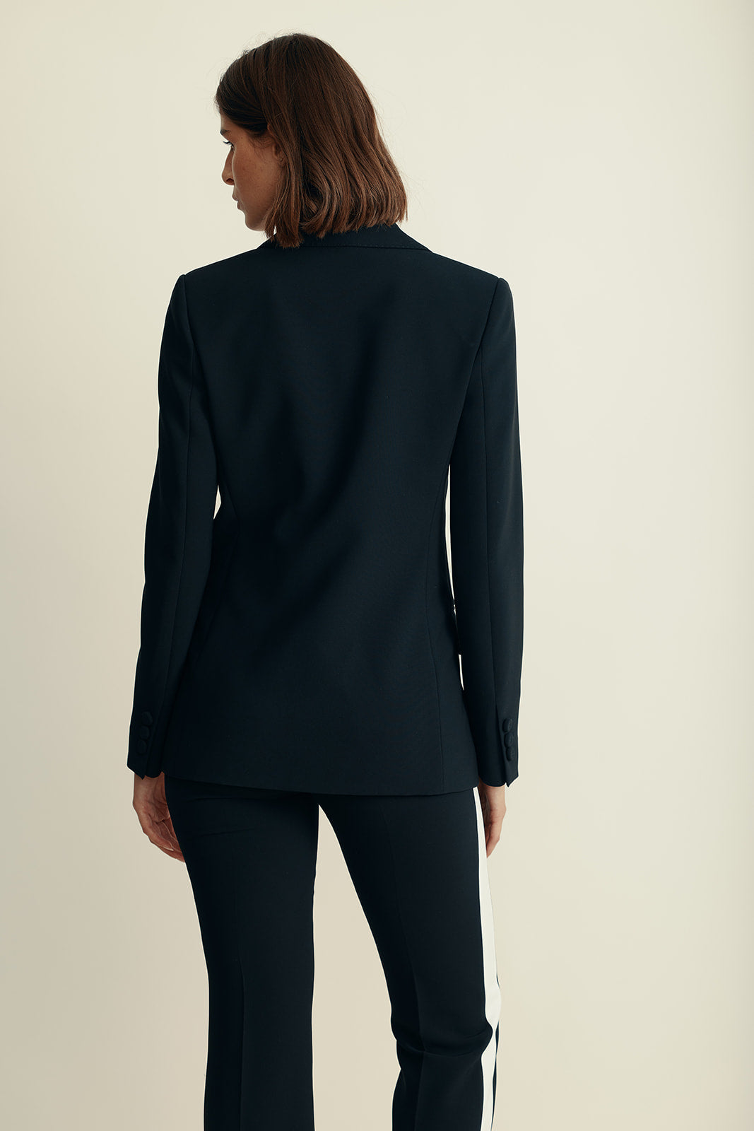 בלייזר מחוייט מקולקציית MOSCHINO Couture בעיטור סיכת ביטחון עם לבהרכב: 88% פוליאסטר, 12% אלסטןדוגמנית בגובה 1.80 ולובשת מידה 42 איטלקית