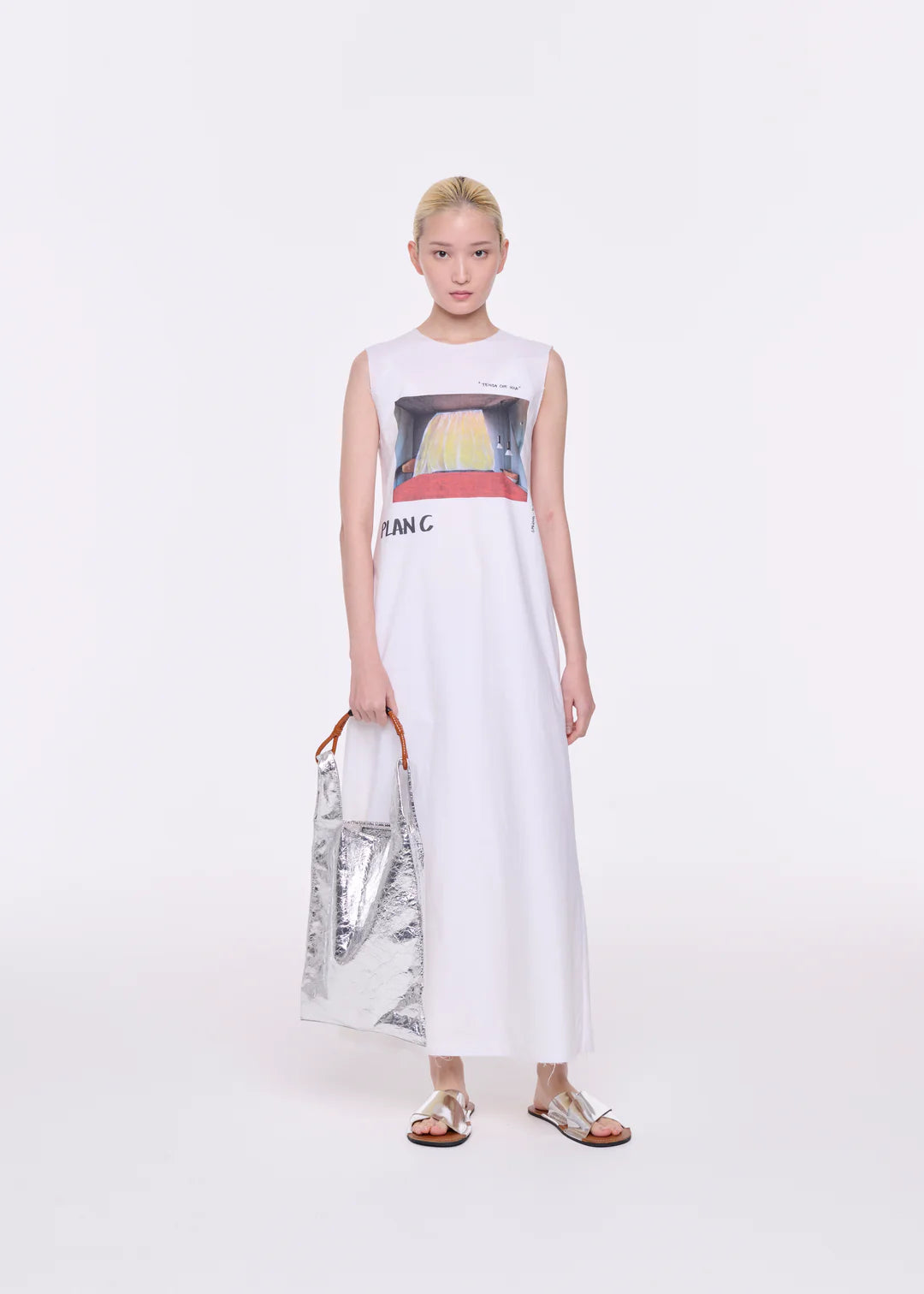 שמלת טריקו באורך מקסי עם הדפסהרכב: 65% פוליאסטר, 35% כותנההדוגמנית בגובה 1.76 ולובשת מידה 40 של PLAN C