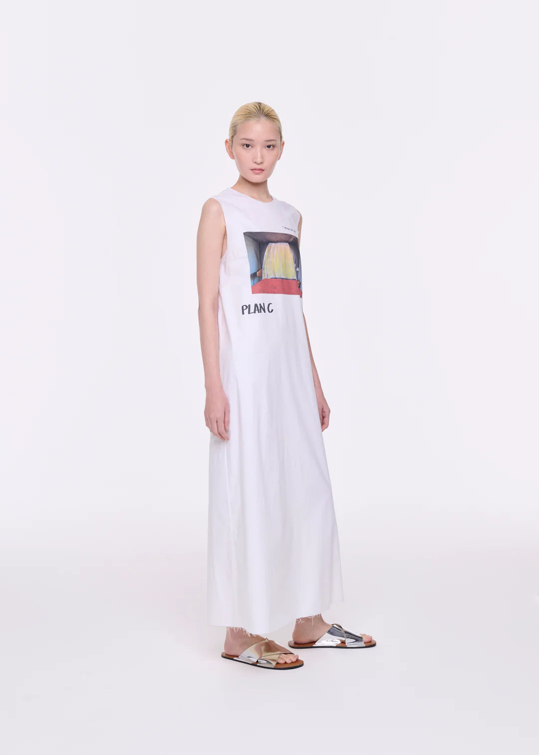 שמלת טריקו באורך מקסי עם הדפסהרכב: 65% פוליאסטר, 35% כותנההדוגמנית בגובה 1.76 ולובשת מידה 40 של PLAN C