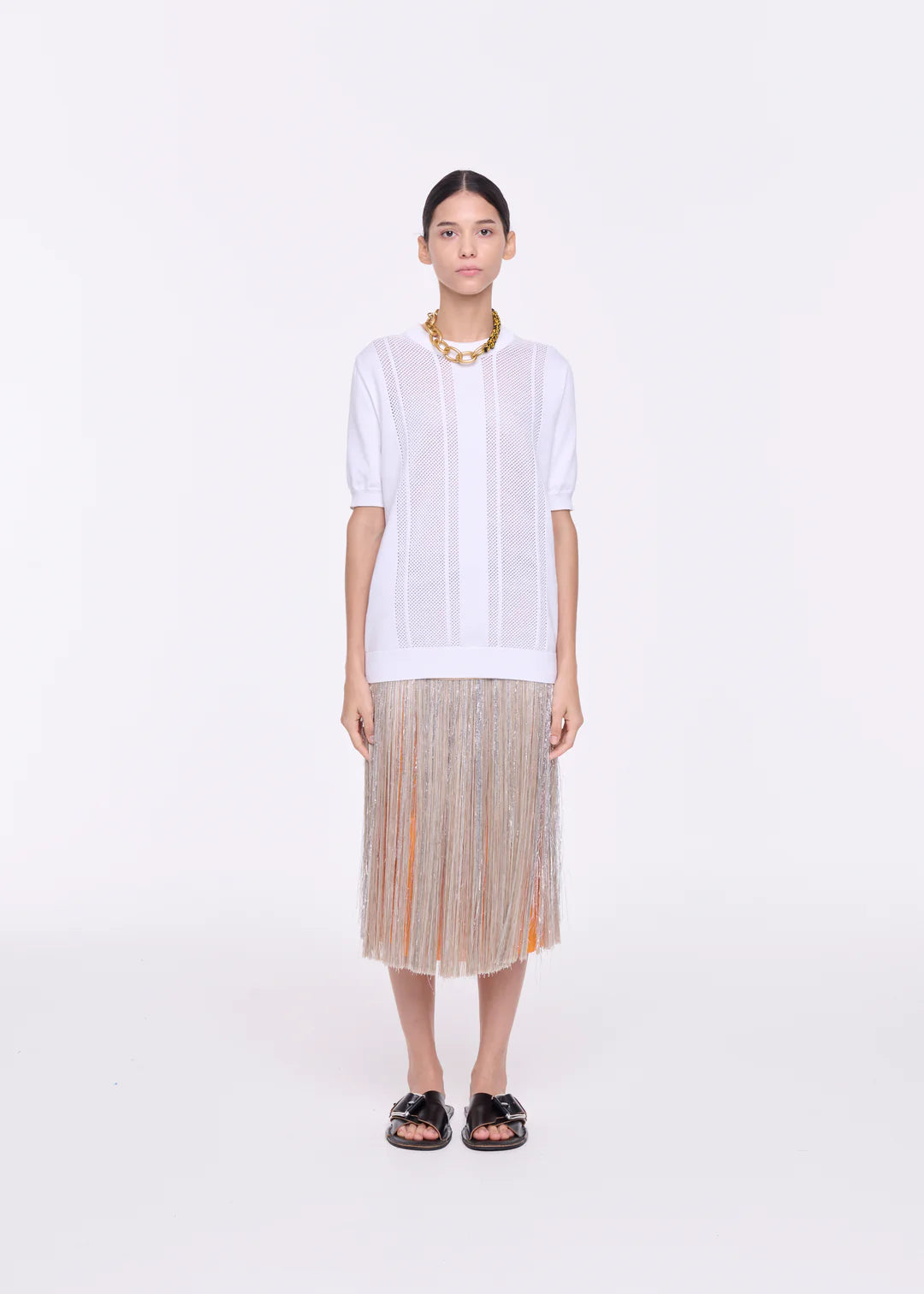 חצאית פרנזים בגזרה גבוהה עם חצאית בסיס מתחת מבד אורגנזה, סגירת רוכסן אחורית נסתרתהרכב: 53% ויסקוזה, 41% כותנה, 6% פוליאסטרהדוגמנית בגובה 1.76 ולובשת מידה 40 של PLAN C