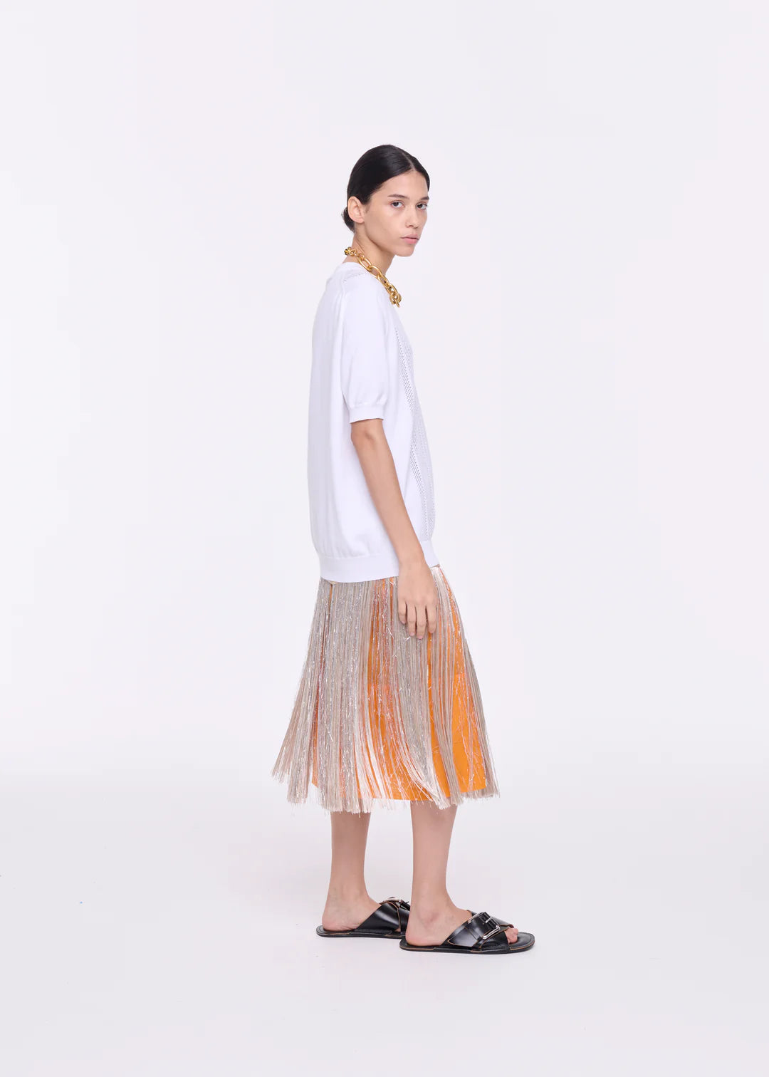 חצאית פרנזים בגזרה גבוהה עם חצאית בסיס מתחת מבד אורגנזה, סגירת רוכסן אחורית נסתרתהרכב: 53% ויסקוזה, 41% כותנה, 6% פוליאסטרהדוגמנית בגובה 1.76 ולובשת מידה 40 של PLAN C