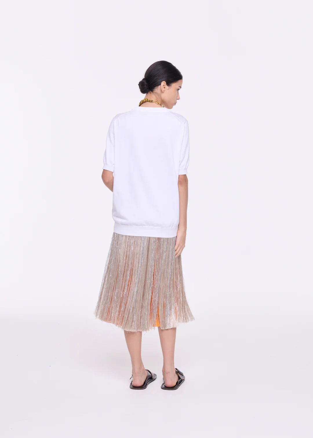 חצאית פרנזים בגזרה גבוהה עם חצאית בסיס מתחת מבד אורגנזה, סגירת רוכסן אחורית נסתרתהרכב: 53% ויסקוזה, 41% כותנה, 6% פוליאסטרהדוגמנית בגובה 1.76 ולובשת מידה 40 של PLAN C