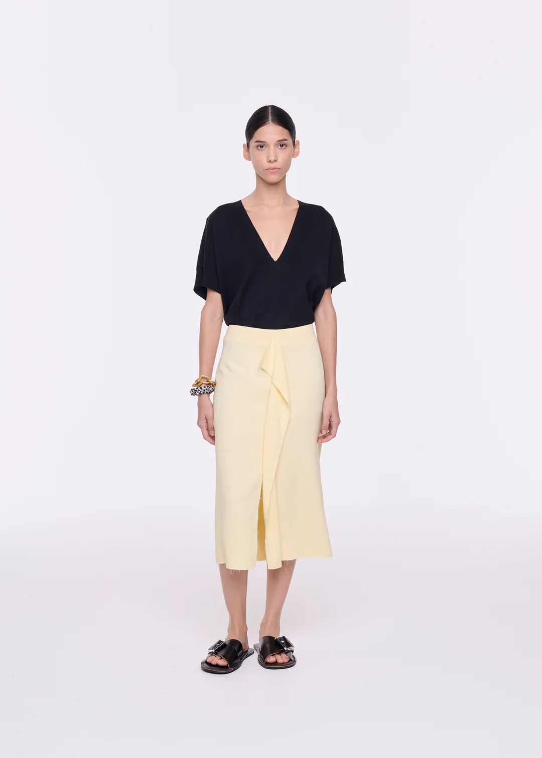 חצאית מידי בגזרה גבוהה עם מכפלת אסימטרית, סגירת רוכסן נסתרתהרכב: 96% ויסקוזה ארוג, 4% אלסטןהדוגמנית בגובה 1.76 ולובשת מידה 40 של PLAN C