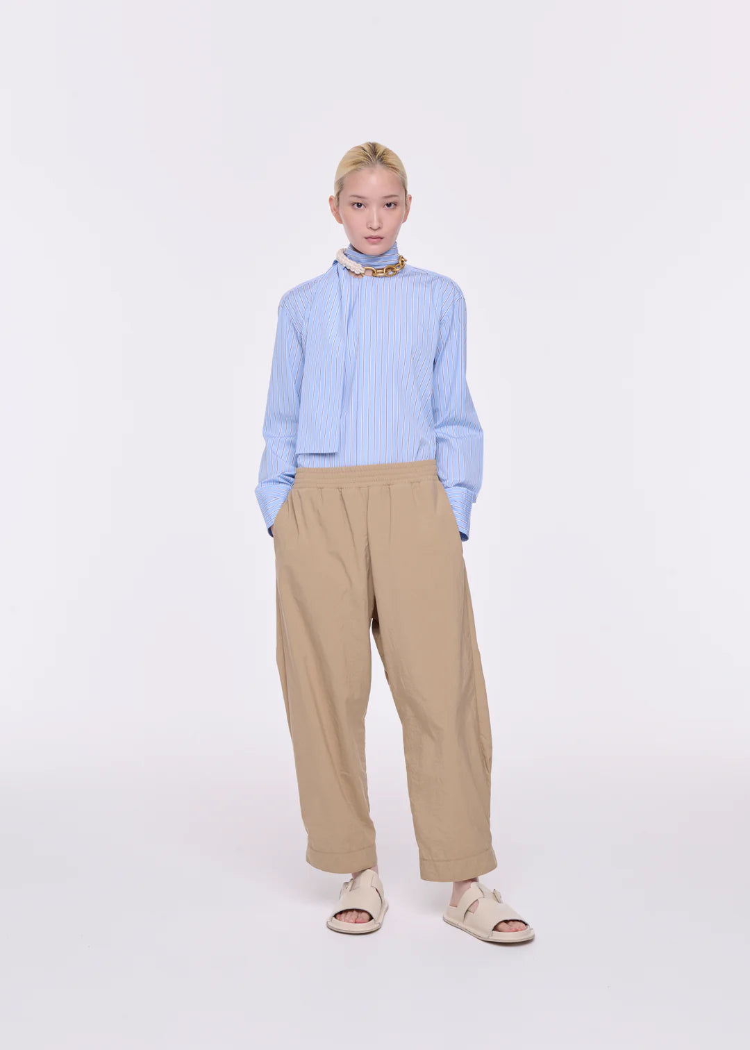 מכנסיים רחבים עם כיסי צד נסתריםהרכב: 100% כותנההדוגמנית בגובה 1.76 ולובשת מידה 40 של PLAN C