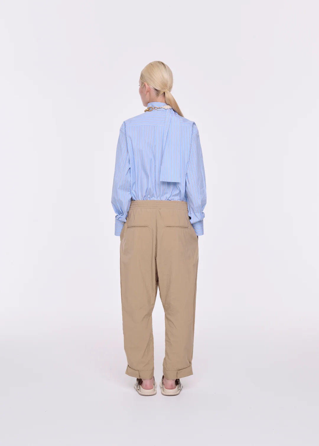 מכנסיים רחבים עם כיסי צד נסתריםהרכב: 100% כותנההדוגמנית בגובה 1.76 ולובשת מידה 40 של PLAN C