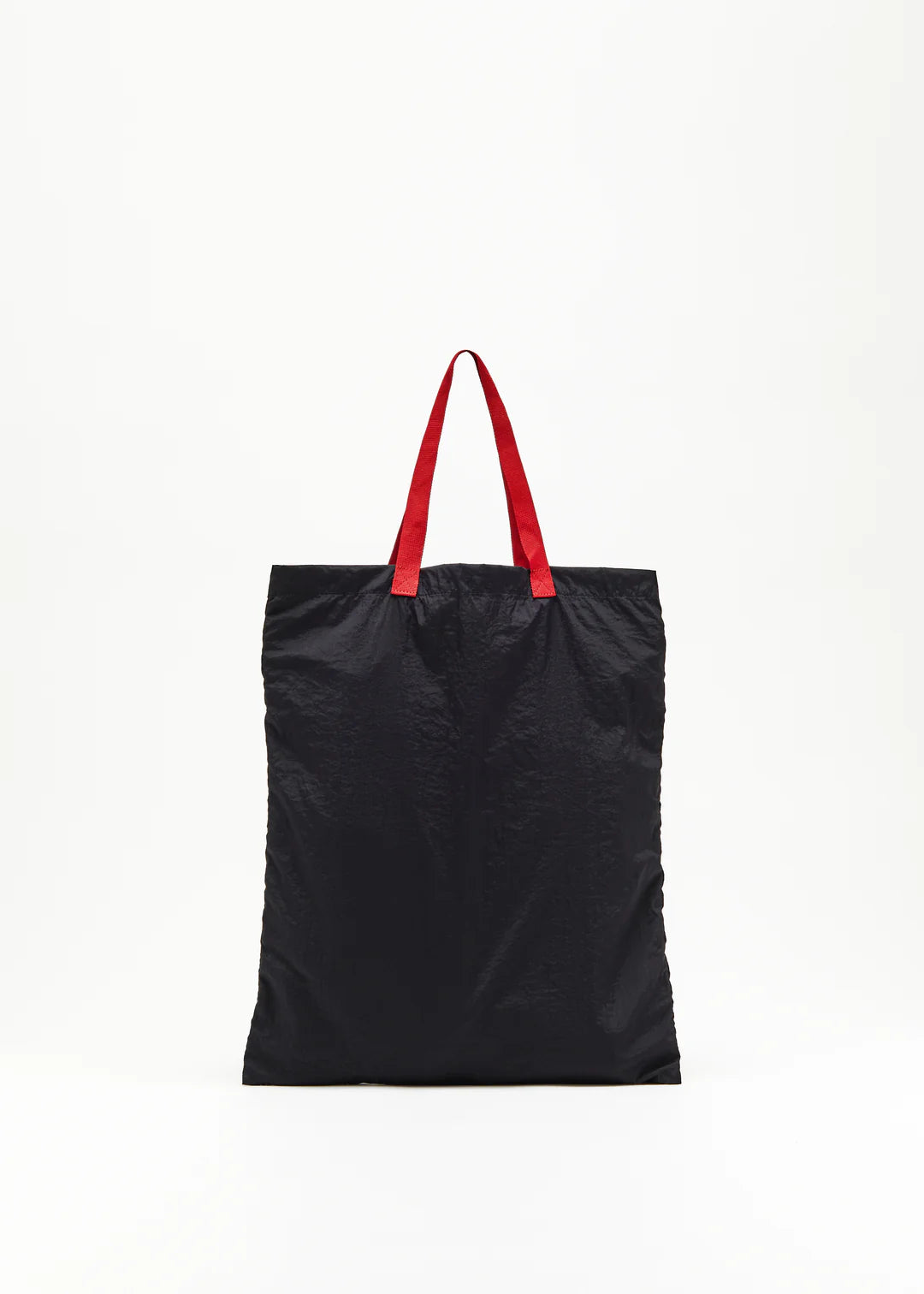 צ'ארם תיק עם ידית מעור וסגירת רוכסן, מגיע עם תיק ניילון מתקפל הרכב: 88% ניילון, 10% עור עגל מבוית, 2% פליז מתכתמידות: 40*30