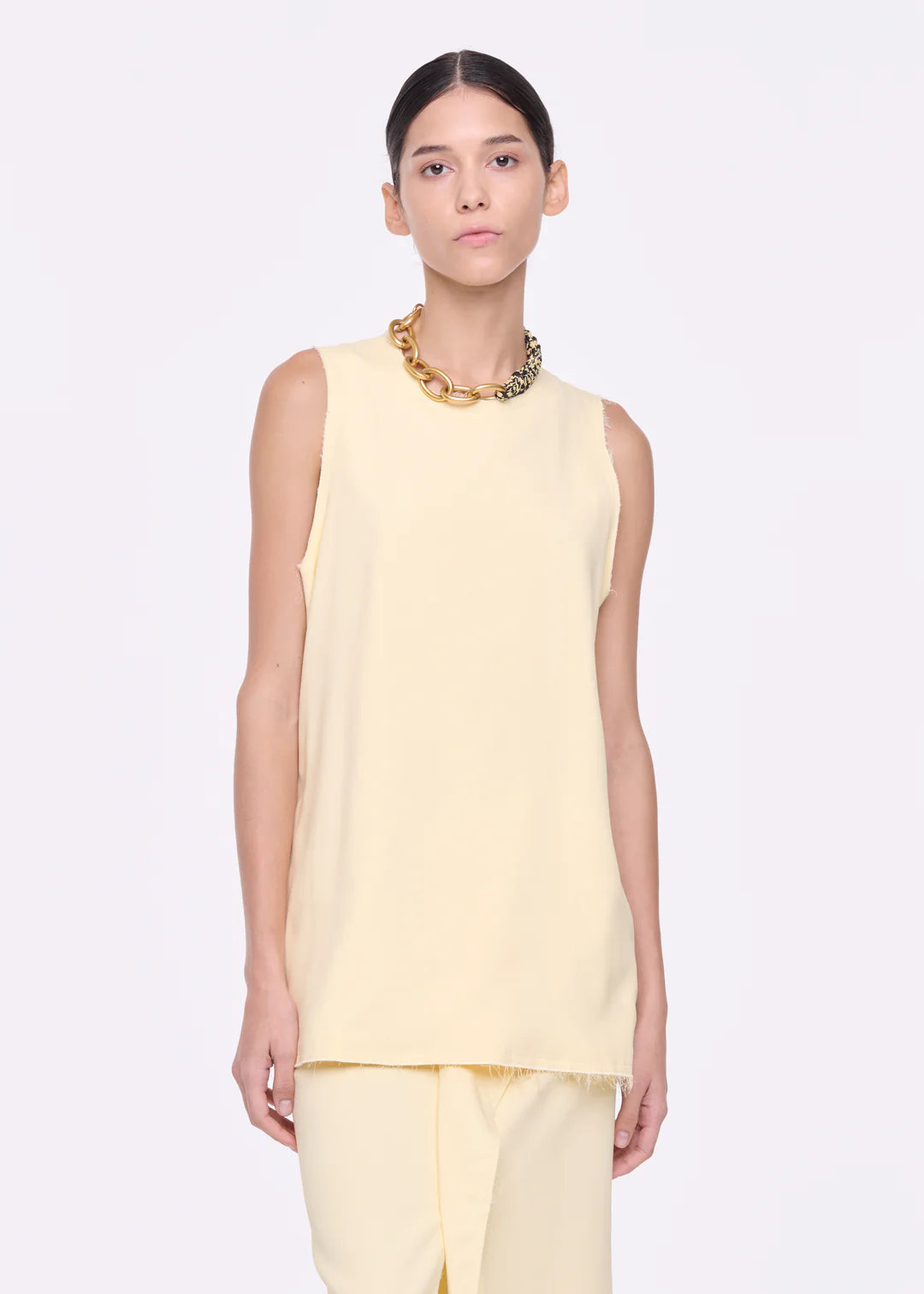 גופייה בגזרה רפויה עם סגירת כפתורים בגבהרכב: 100% כותנההדוגמנית בגובה 1.76 ולובשת מידה 40 של PLAN C