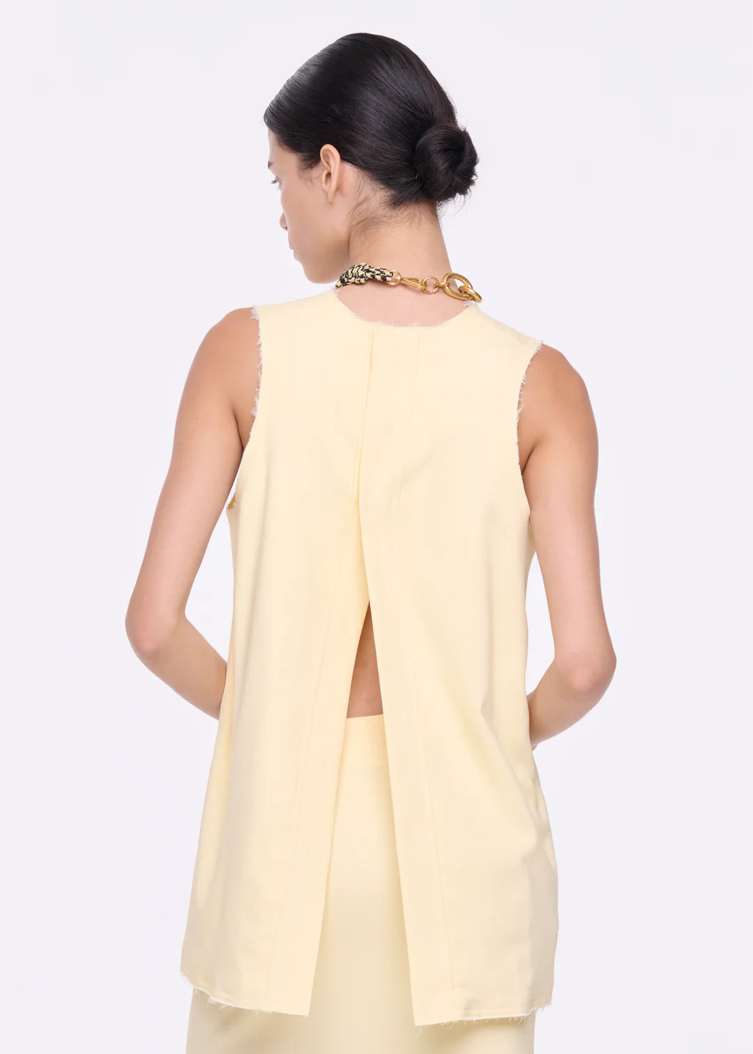 גופייה בגזרה רפויה עם סגירת כפתורים בגבהרכב: 100% כותנההדוגמנית בגובה 1.76 ולובשת מידה 40 של PLAN C