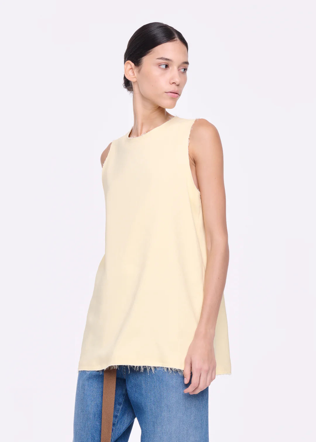 גופייה בגזרה רפויה עם סגירת כפתורים בגבהרכב: 100% כותנההדוגמנית בגובה 1.76 ולובשת מידה 40 של PLAN C