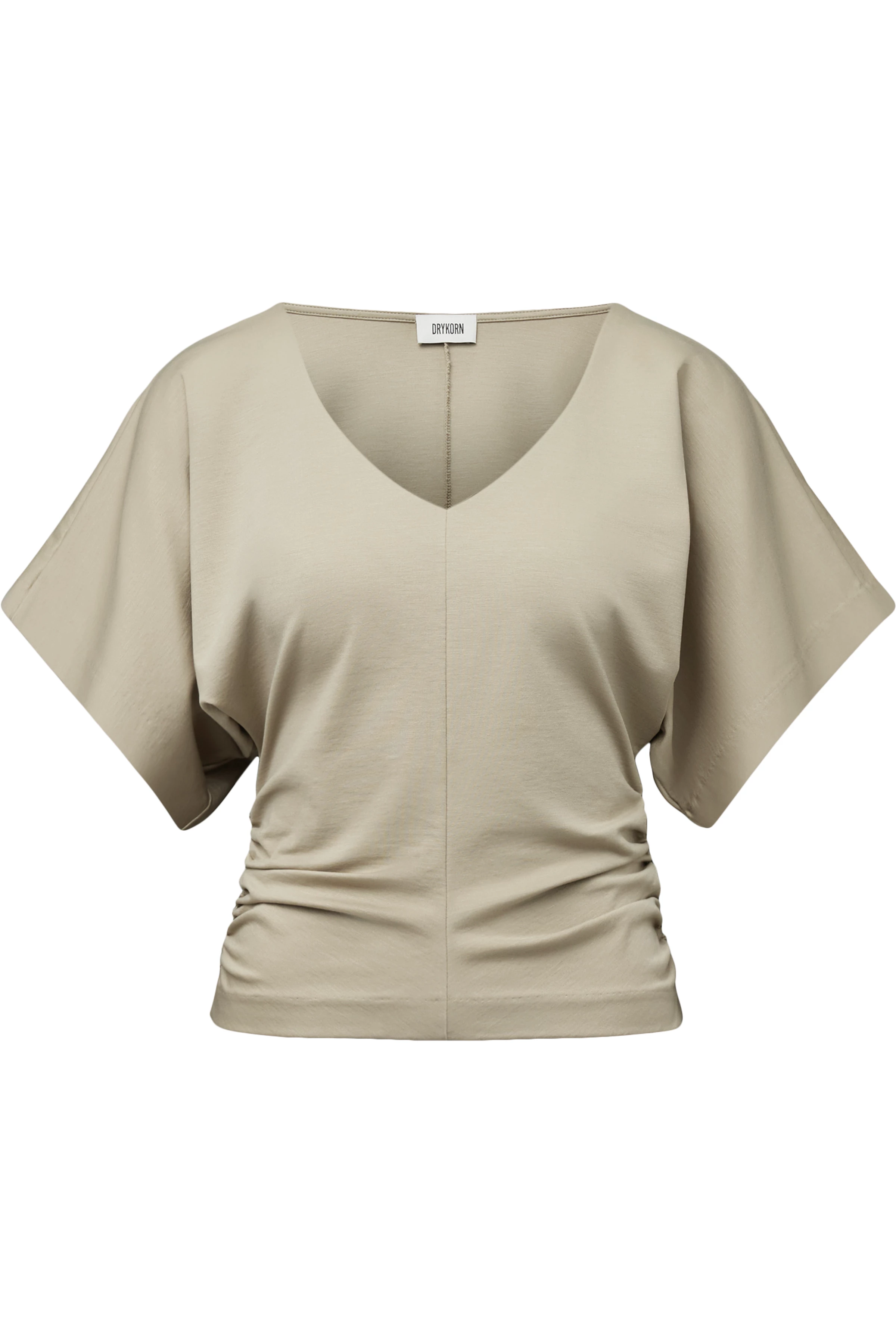 חולצה מבית המותג DRYKORN, מבד רך ונעים. גזרה נינוחה, עם שרוולי עטלף קצרים, צווארון וי, דוגמת כיווצים בצידי החולצה, ותפר אמצעי מודגש בחזית.הרכב: 73% ליוסל, 23% פוליאמיד, 4% אלסטןהדוגמנית בגובה 1.78 ולובשת מידה S של דרייקורן.