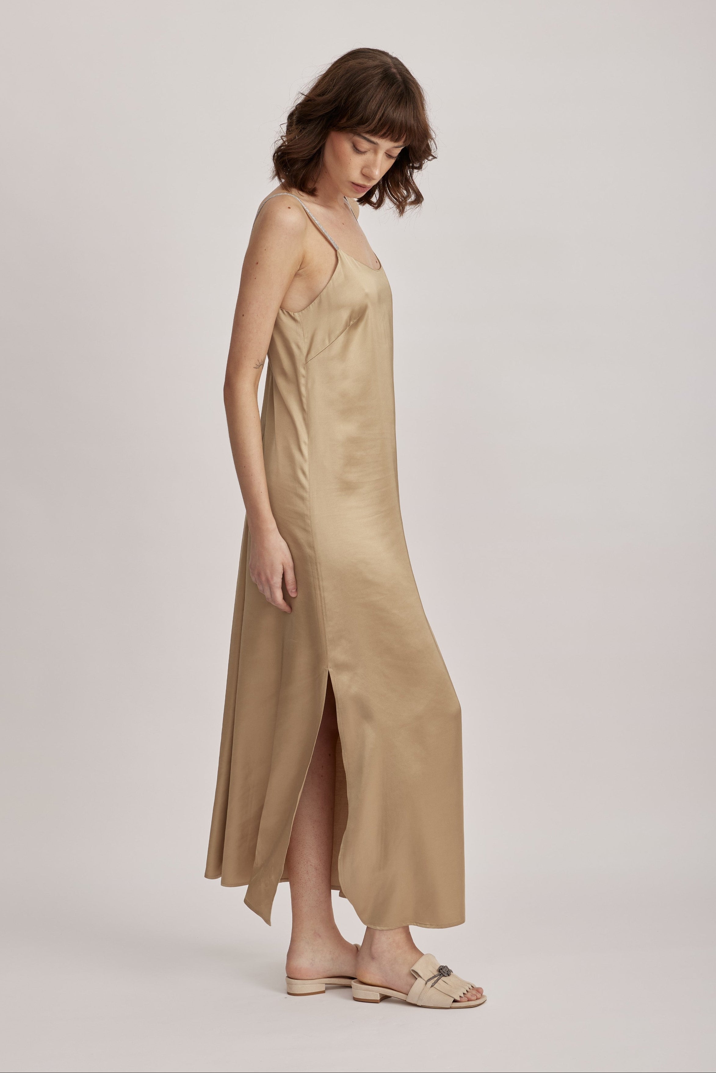 שמלה מבית המותג האיטלקי PESERICO, מבד סאטן רך וגולש, בעל ברק אלגנטי. לשמלה כתפיות דקיקות, מעוטרות בדיטייל שרשרת מנצנץ, וגב במפתח וי עמוק, משלימים את העיצוב הייחודי. גזרה ישרה ונינוחה, עם שסעים בשני צידי השמלה ,וסגירה באמצעות רוכסן צידי נסתר.הרכב: 100% ויסקוזההדוגמנית בגובה 1.75 ולובשת מידה 42 של PESERICO