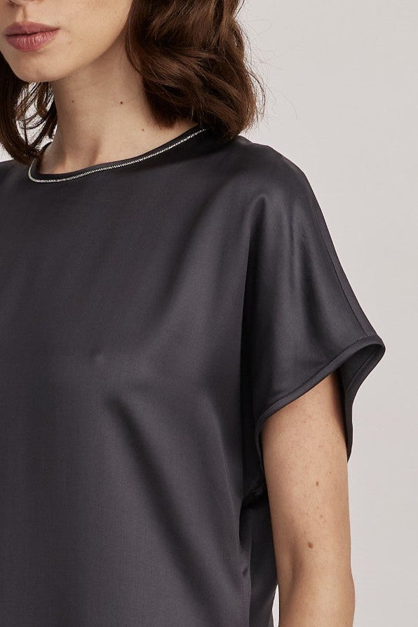 שמלה מבית המותג האיטלקי PESERICO, מבד סאטן רך וזורם, בעל ברק אלגנטי. השמלה בגזרה משוחררת וצללית A עדינה, צווארון עגול מעוטר בדיטייל שרשרת כסופה, שרוולי קימונו קצרים, וסגירה באמצעות רוכסן אחורי נסתר.הרכב: 100% ויסקוזההדוגמנית בגובה 1.75 ולובשת מידה 42 של PESERICO