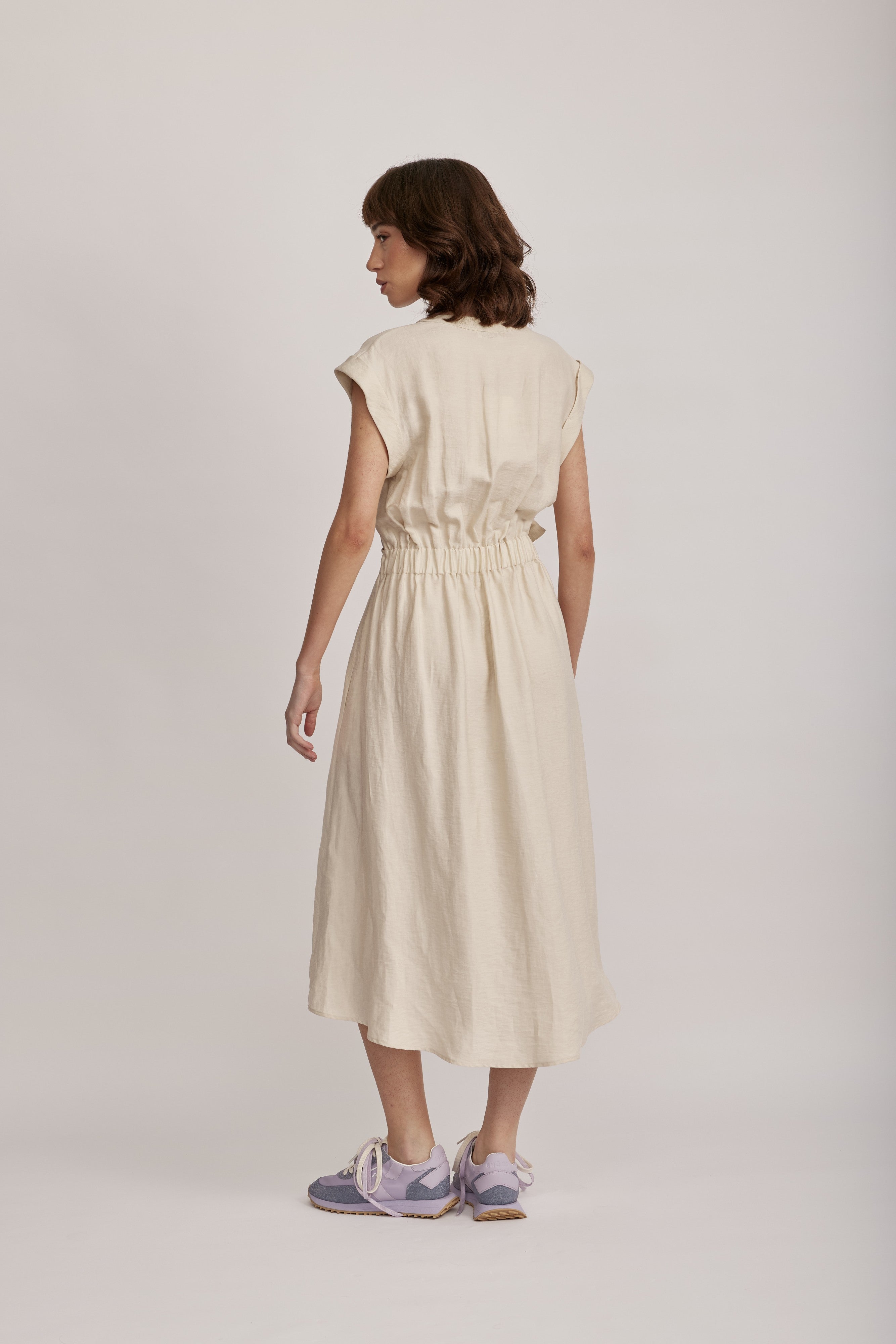 שמלה מבית המותג האיטלקי PESERICO, מבד טוויל פשתן-ויסקוזה רך וקליל, במראה נשפך וזורם. השמלה באורך מידי, בגזרה משוחררת, עם מותן אלסטי בגב וחגורת קשירה, להדגשת הצללית והתאמה אישית, שני כיסי צד פנימיים, שרוולי קימונו קצרים, וצווארון וי.הרכב: 57% פשתן, 32% ויסקוזה, 11% פוליאמידהדוגמנית בגובה 1.75 ולובשת מידה 42 של PESERICO