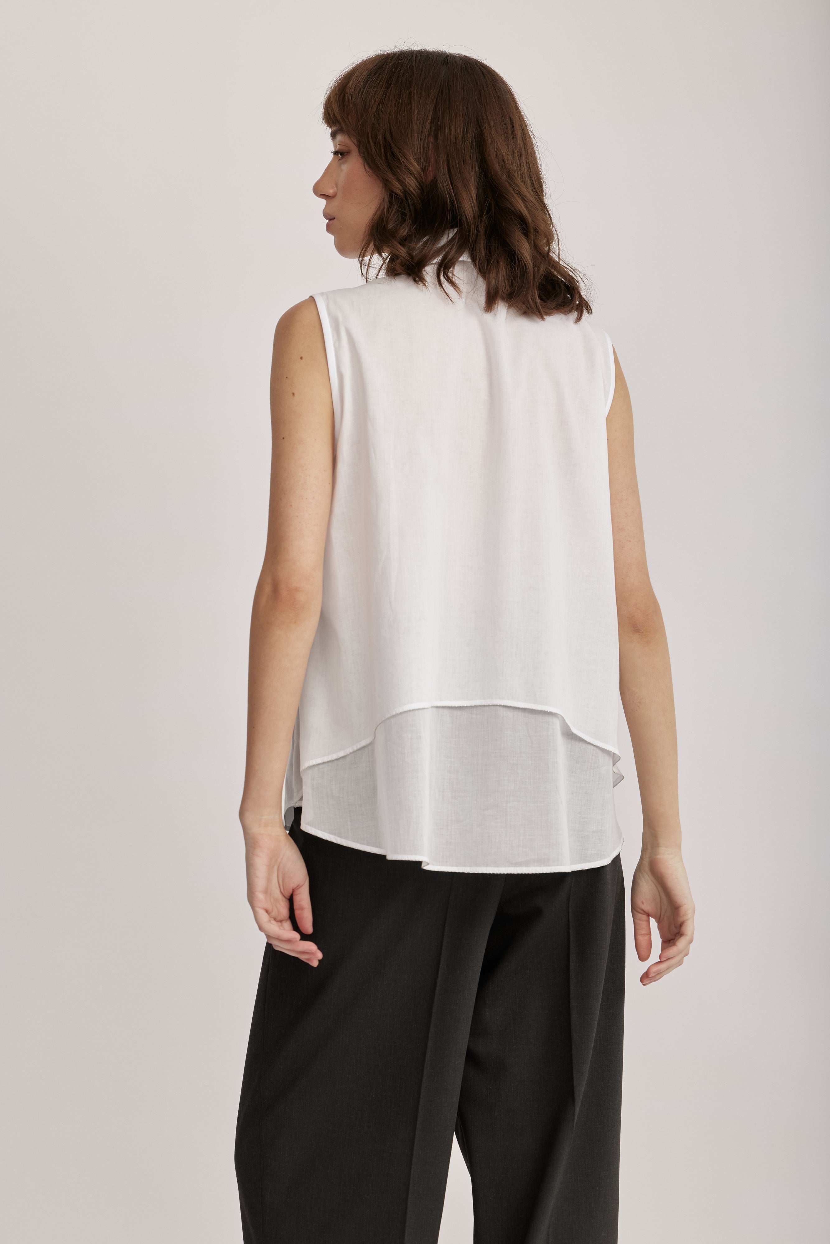 חולצה מבית המותג האיטלקי PESERICO, עשויה משילוב של בד פופלין כותנה איכותי, עם חלק אחורי קליל ומתנפנף, בעיצוב דו-שכבתי קונטרסטי וייחודי. גזרה רחבה ומשוחררת, ללא שרוולים, עם צווארון קלאסי, וסגירה באמצעות שורת כפתורים נסתרת לאורך החולצה.הרכב: 97% כותנה, 3% אלסטןהדוגמנית בגובה 1.75 ולובשת מידה 42 של PESERICO