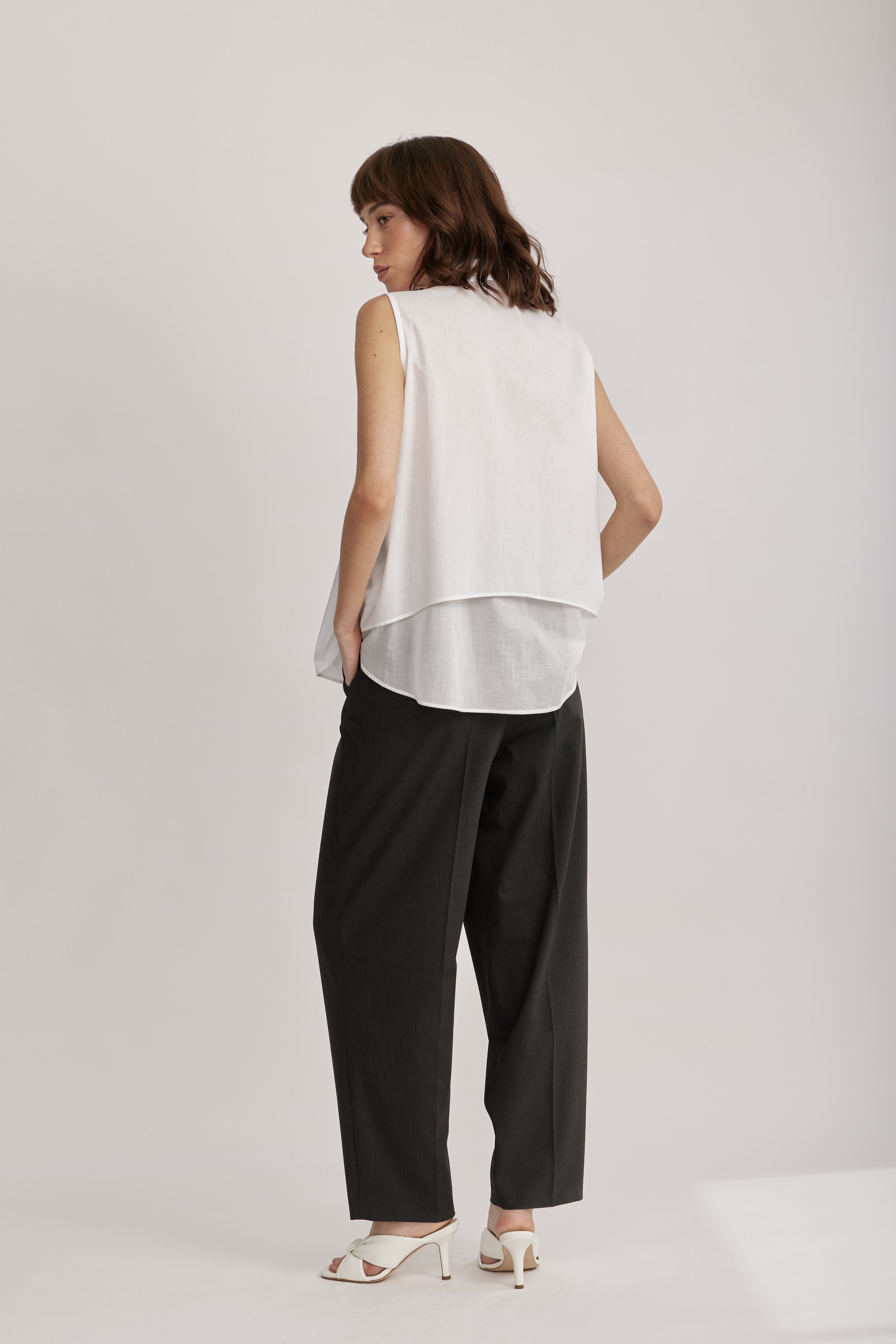 מכנסיים מחוייטים מבית המותג RIANI, בגזרת Wide Leg רחבה ואופנתית, מבד אלסטי ונוח. עם מותן גבוהה, כיסי צד, וסגירה נסתרת.הרכב: 91% פוליאסטר, 9% פוליאוריתןהדוגמנית בגובה 1.75 ולובשת מידה 36 אירופאית