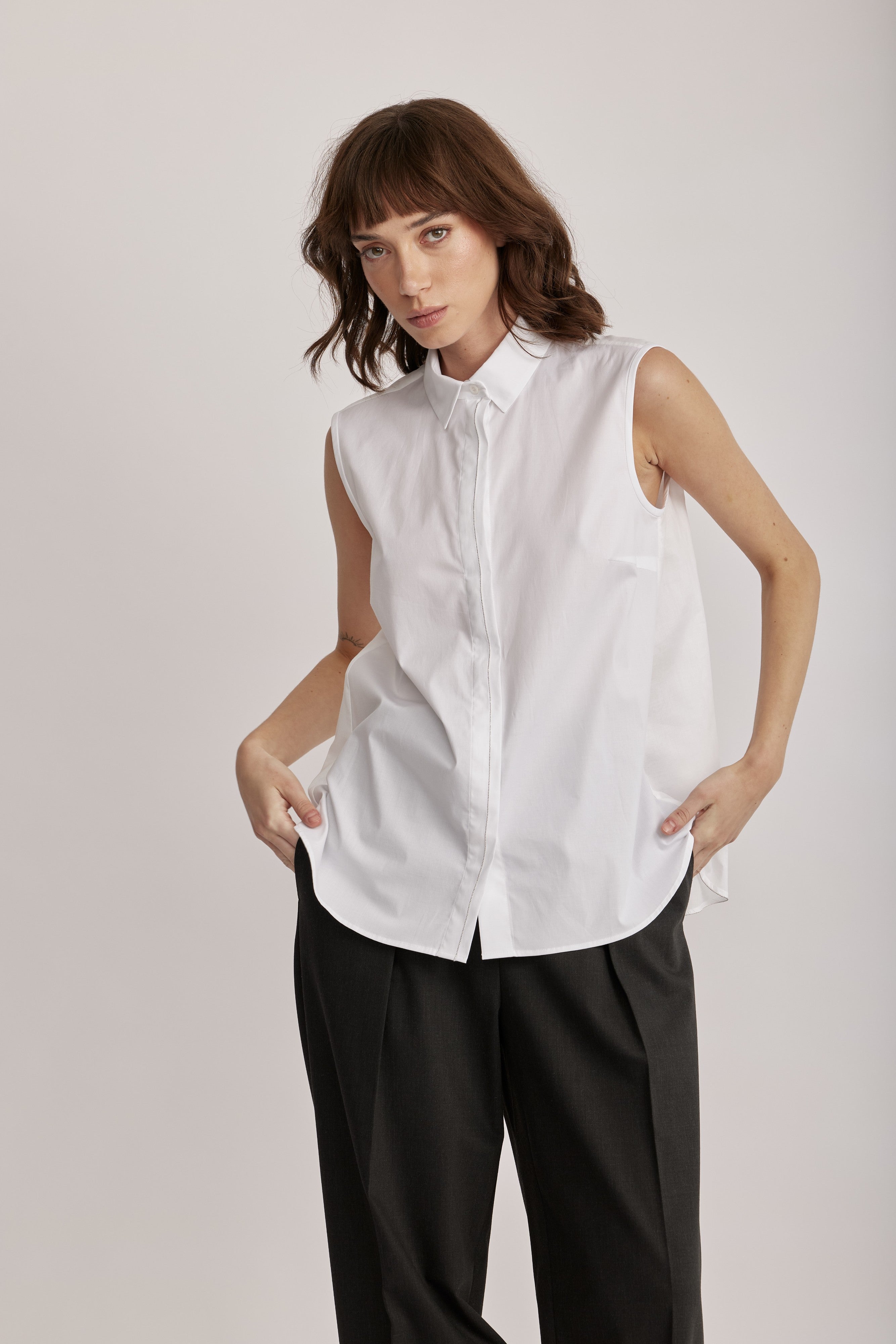 חולצה מבית המותג האיטלקי PESERICO, עשויה משילוב של בד פופלין כותנה איכותי, עם חלק אחורי קליל ומתנפנף, בעיצוב דו-שכבתי קונטרסטי וייחודי. גזרה רחבה ומשוחררת, ללא שרוולים, עם צווארון קלאסי, וסגירה באמצעות שורת כפתורים נסתרת לאורך החולצה.הרכב: 97% כותנה, 3% אלסטןהדוגמנית בגובה 1.75 ולובשת מידה 42 של PESERICO