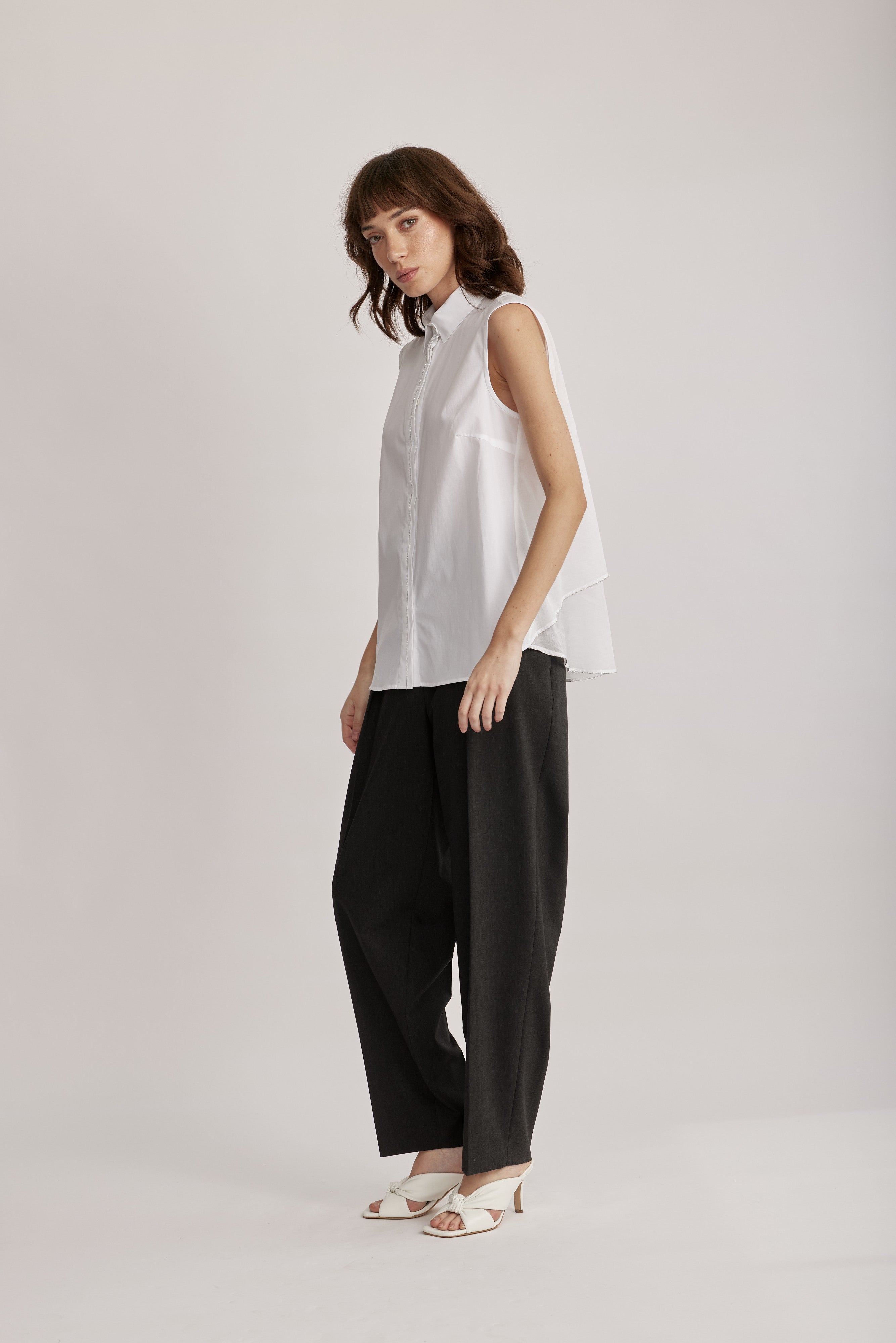 חולצה מבית המותג האיטלקי PESERICO, עשויה משילוב של בד פופלין כותנה איכותי, עם חלק אחורי קליל ומתנפנף, בעיצוב דו-שכבתי קונטרסטי וייחודי. גזרה רחבה ומשוחררת, ללא שרוולים, עם צווארון קלאסי, וסגירה באמצעות שורת כפתורים נסתרת לאורך החולצה.הרכב: 97% כותנה, 3% אלסטןהדוגמנית בגובה 1.75 ולובשת מידה 42 של PESERICO