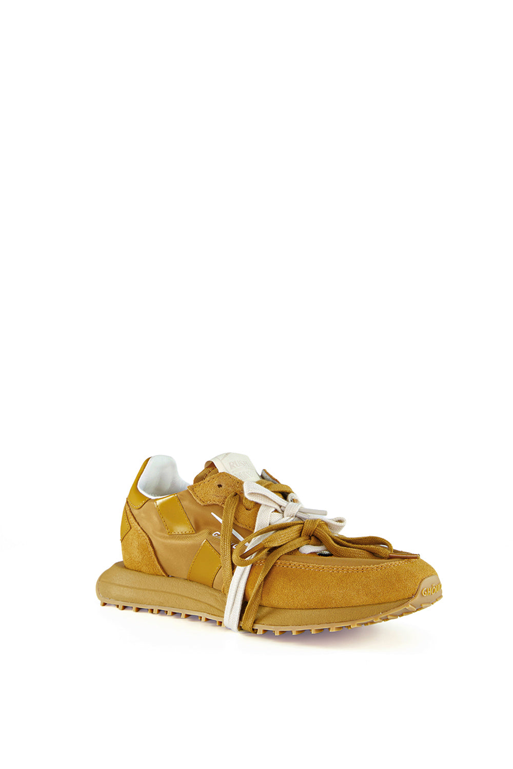 נעלי סניקרס לנשים מבית המותג האיטלקי Ghoud Venice, בעיצוב חדשני המשלב אסתטיקה מינימליסטית עם קווים גיאומטריים וחיתוכים נועזים, למראה עדכני ומתוחכם.הנעליים מיוצרות בעבודת יד, תוך מחשבה והקפדה על הפרטים הקטנים, מה שמבטיח סטייל ונוחות מקסימליים.החלק העליון עשוי זמש, עור, ובד ניילון איכותיים ועמידים, עם שרוכים כפולים. סוליית גומי Phylon מוגבהת, רכה וקלה, מעניקה תמיכה ויציבות. הדפס לוגו המותג בצידי הנעל.הרכב: 65% בד, 35% עור. סוליה: 60% פיילון (Phylon), 40% גומי תרמו עמיד