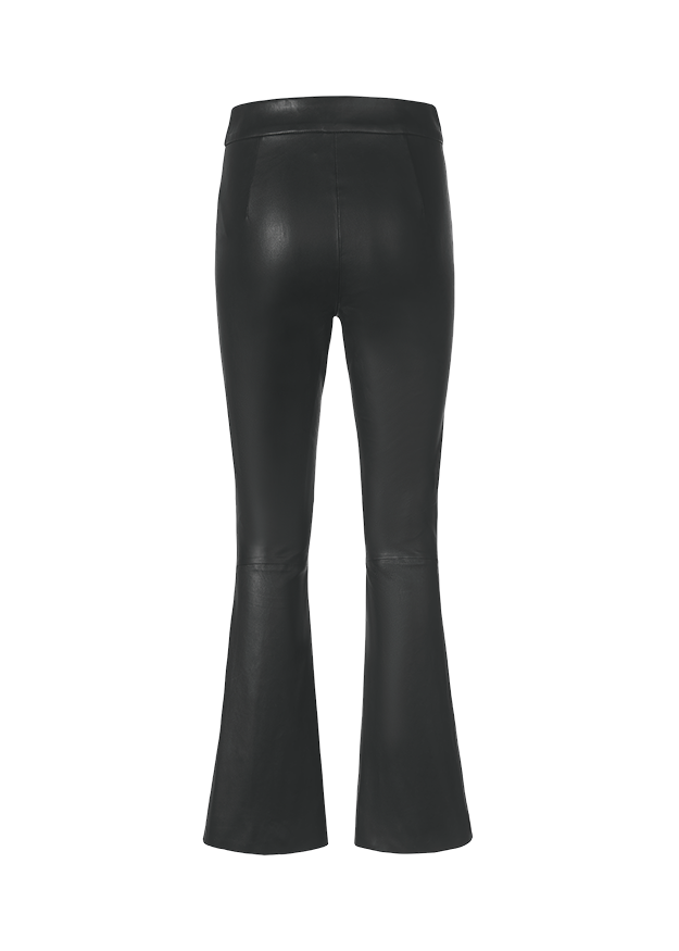 מכנסי עור אלסטיים בגזרת סלים פיט עם סיומת מתרחבת ומפתחהרכב: 100% עורהדוגמנית בגובה 1.77 ולובשת מידה 36 אירופאית