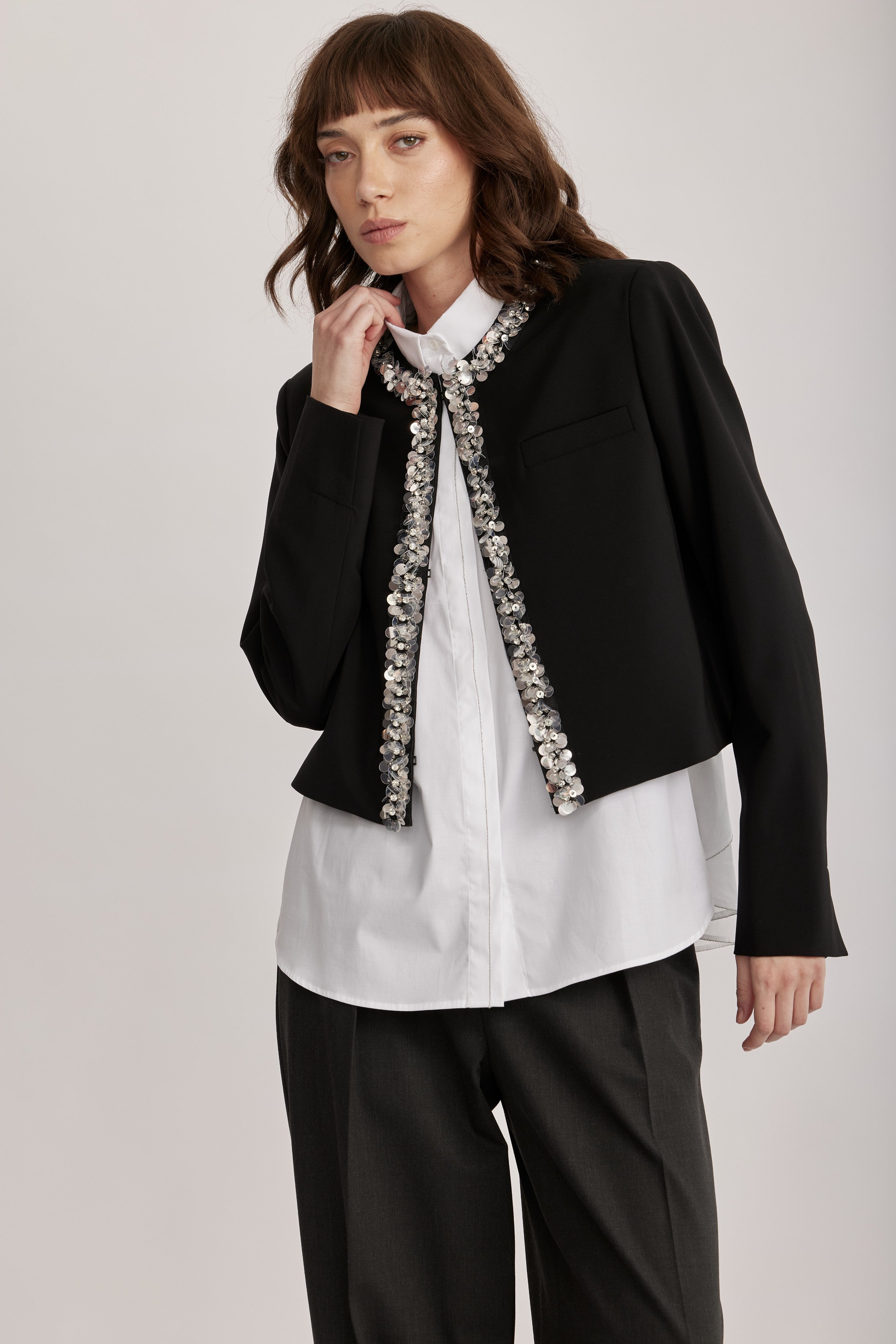 ז'קט מבית המותג RIANI, בגזרה ישרה ואלגנטית, ובאורך קצר, בעיטור פאייטים שקופים מנצנצים סביב הצוואר ולאורך הז'קט. עם צווארון עגול וסגירה נסתרת לכל האורך באמצעות ווים.הרכב: 91% פוליאסטר, 9% פוליאוריטןהדוגמנית בגובה 1.75 ולובשת מידה 36 אירופאית