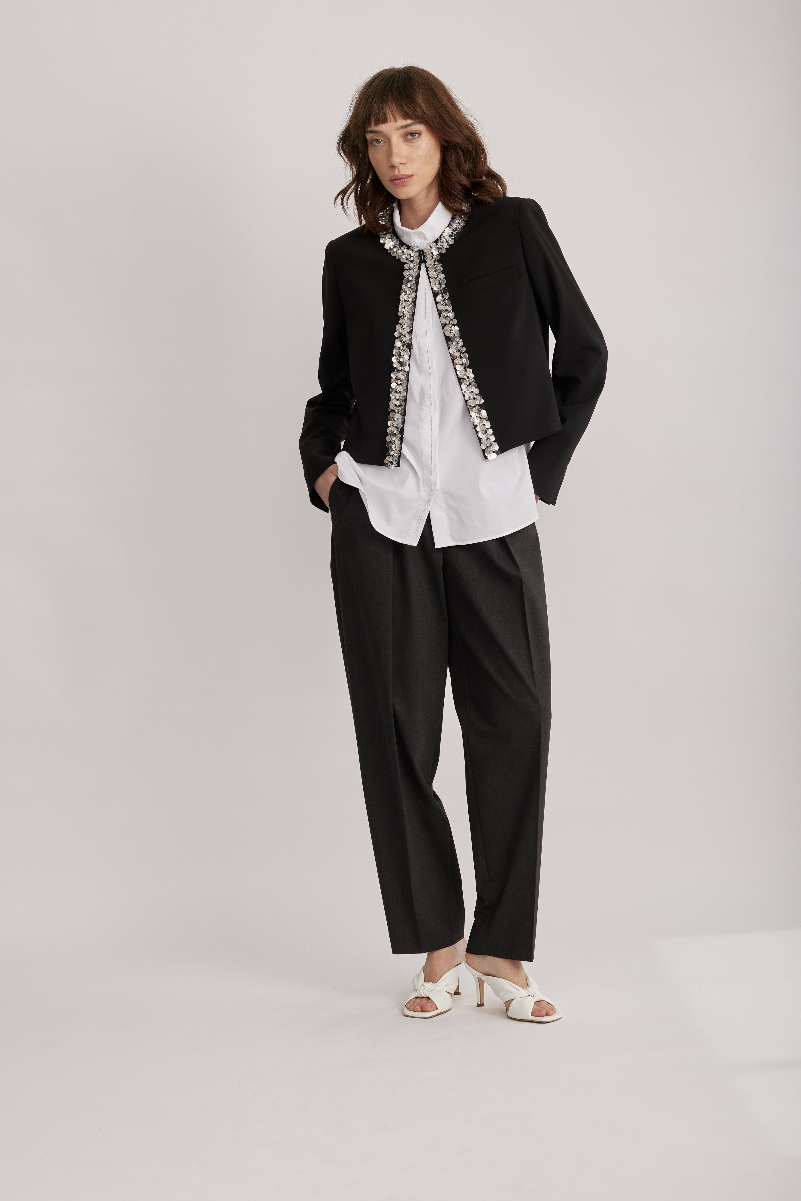 ז'קט מבית המותג RIANI, בגזרה ישרה ואלגנטית, ובאורך קצר, בעיטור פאייטים שקופים מנצנצים סביב הצוואר ולאורך הז'קט. עם צווארון עגול וסגירה נסתרת לכל האורך באמצעות ווים.הרכב: 91% פוליאסטר, 9% פוליאוריטןהדוגמנית בגובה 1.75 ולובשת מידה 36 אירופאית