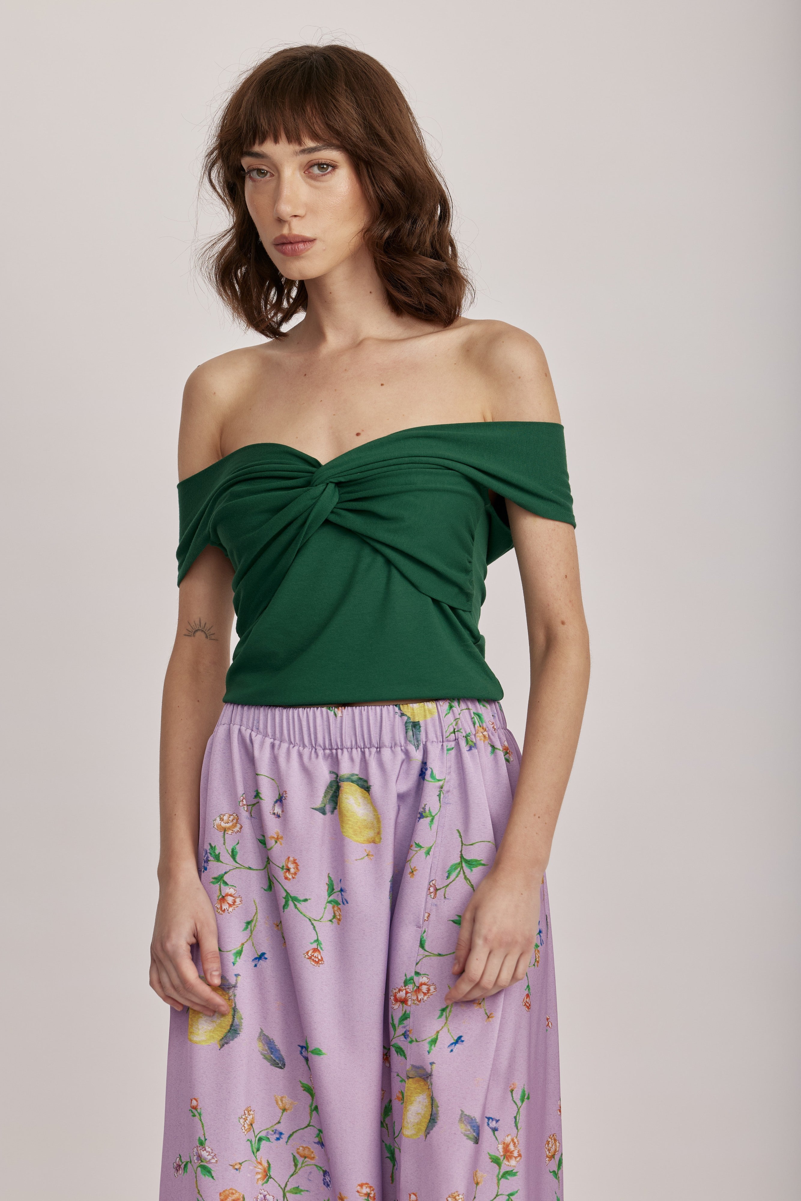 חולצה מבית המותג RIANI, עם דיטייל קדמי בדוגמת לולאות קשירה. ללא שרוולים, בגזרה צמודה לגוף, מבד ויסקוזה Eco Vero רך ונעים במיוחד.הרכב: 92% ויסקוזה, 8% אלסטןהדוגמנית בגובה 1.75 ולובשת מידה 36 אירופאית