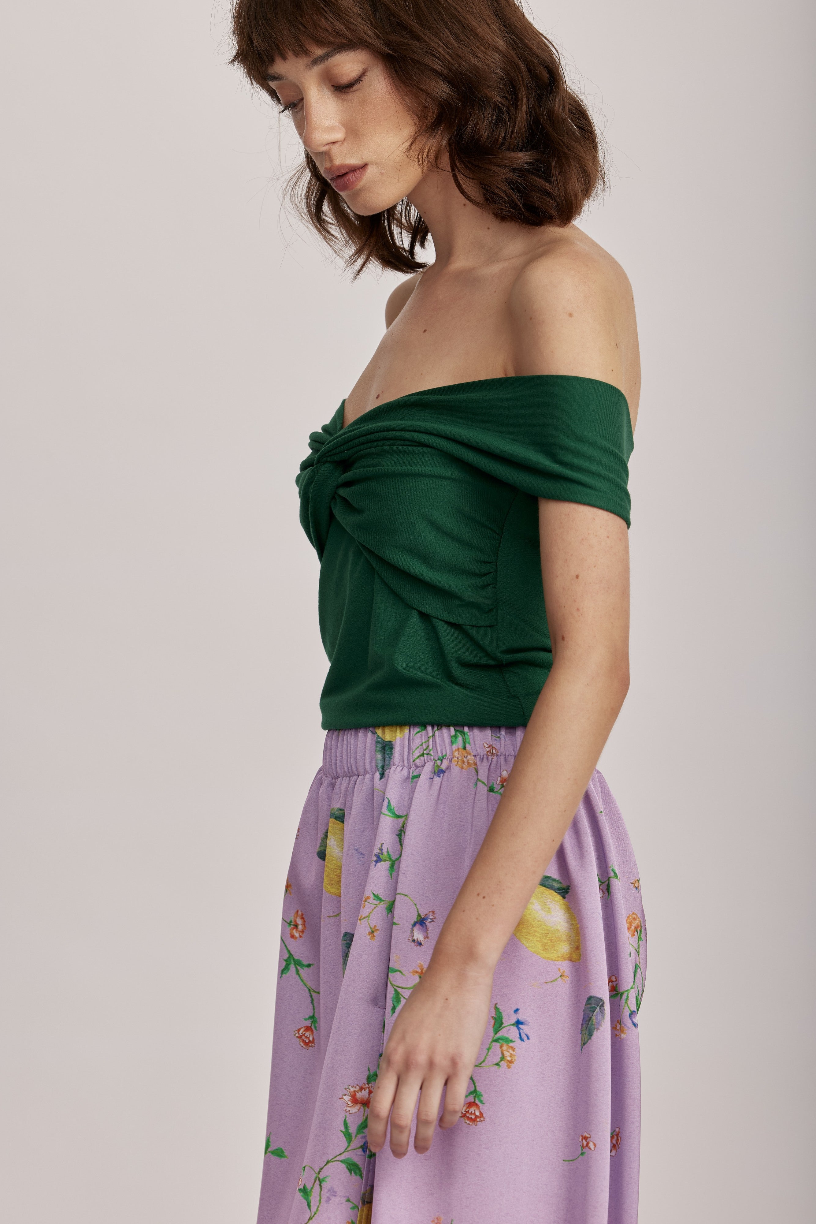 חולצה מבית המותג RIANI, עם דיטייל קדמי בדוגמת לולאות קשירה. ללא שרוולים, בגזרה צמודה לגוף, מבד ויסקוזה Eco Vero רך ונעים במיוחד.הרכב: 92% ויסקוזה, 8% אלסטןהדוגמנית בגובה 1.75 ולובשת מידה 36 אירופאית