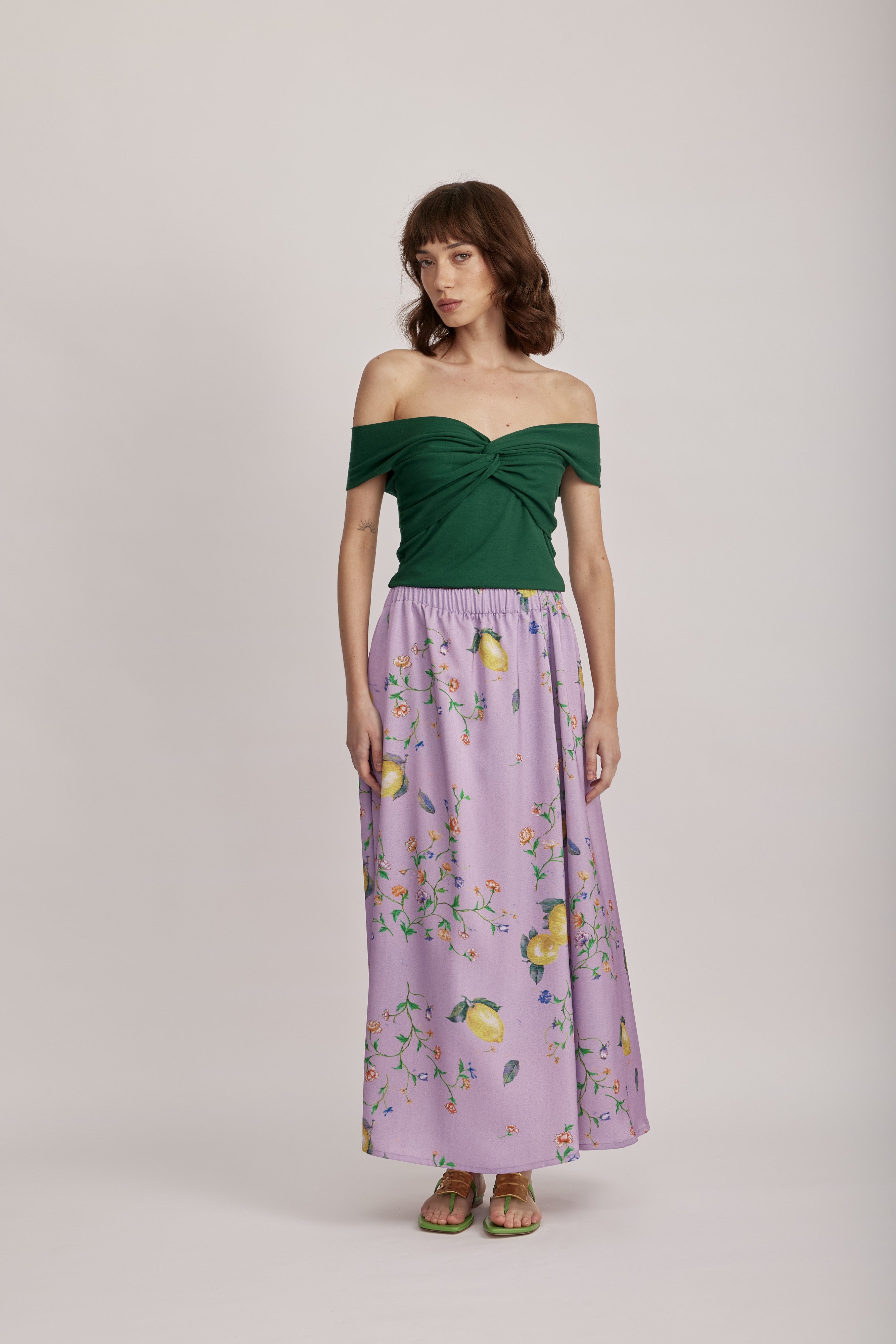 חצאית מליין MOSCHINO JEANS של המותג האיטלקי מוסקינו.אורך מקסי, בגזרה רחבה ונינוחה, עם גומי במותן. עשויה בד ג'רזי קליל בגוון סגול עם הדפס פרחוני.הרכב: 80% פוליאמיד, 20% אלסטןהדוגמנית בגובה 1.75 ולובשת מידה 40 של MOSCHINO