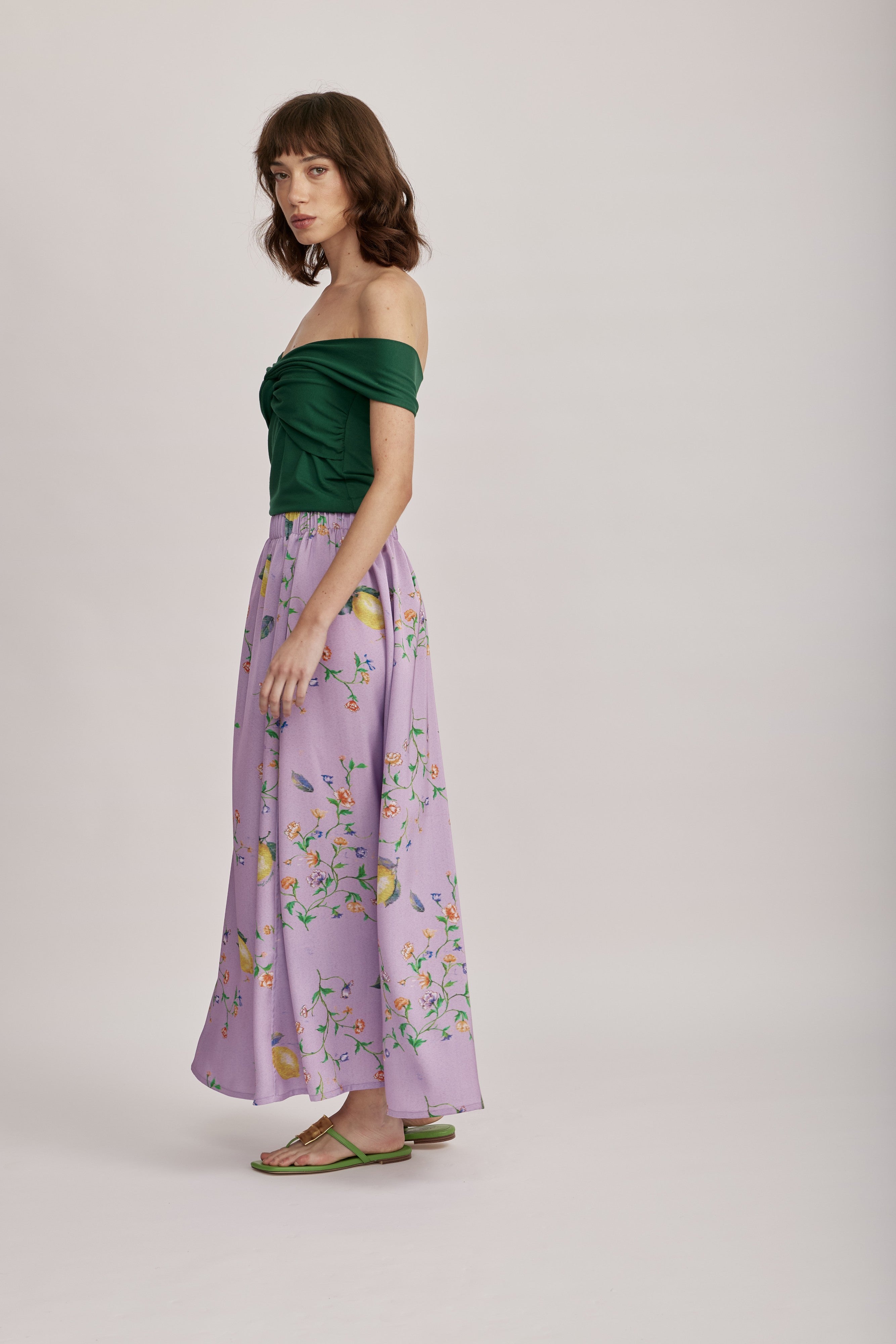 חצאית מליין MOSCHINO JEANS של המותג האיטלקי מוסקינו.אורך מקסי, בגזרה רחבה ונינוחה, עם גומי במותן. עשויה בד ג'רזי קליל בגוון סגול עם הדפס פרחוני.הרכב: 80% פוליאמיד, 20% אלסטןהדוגמנית בגובה 1.75 ולובשת מידה 40 של MOSCHINO