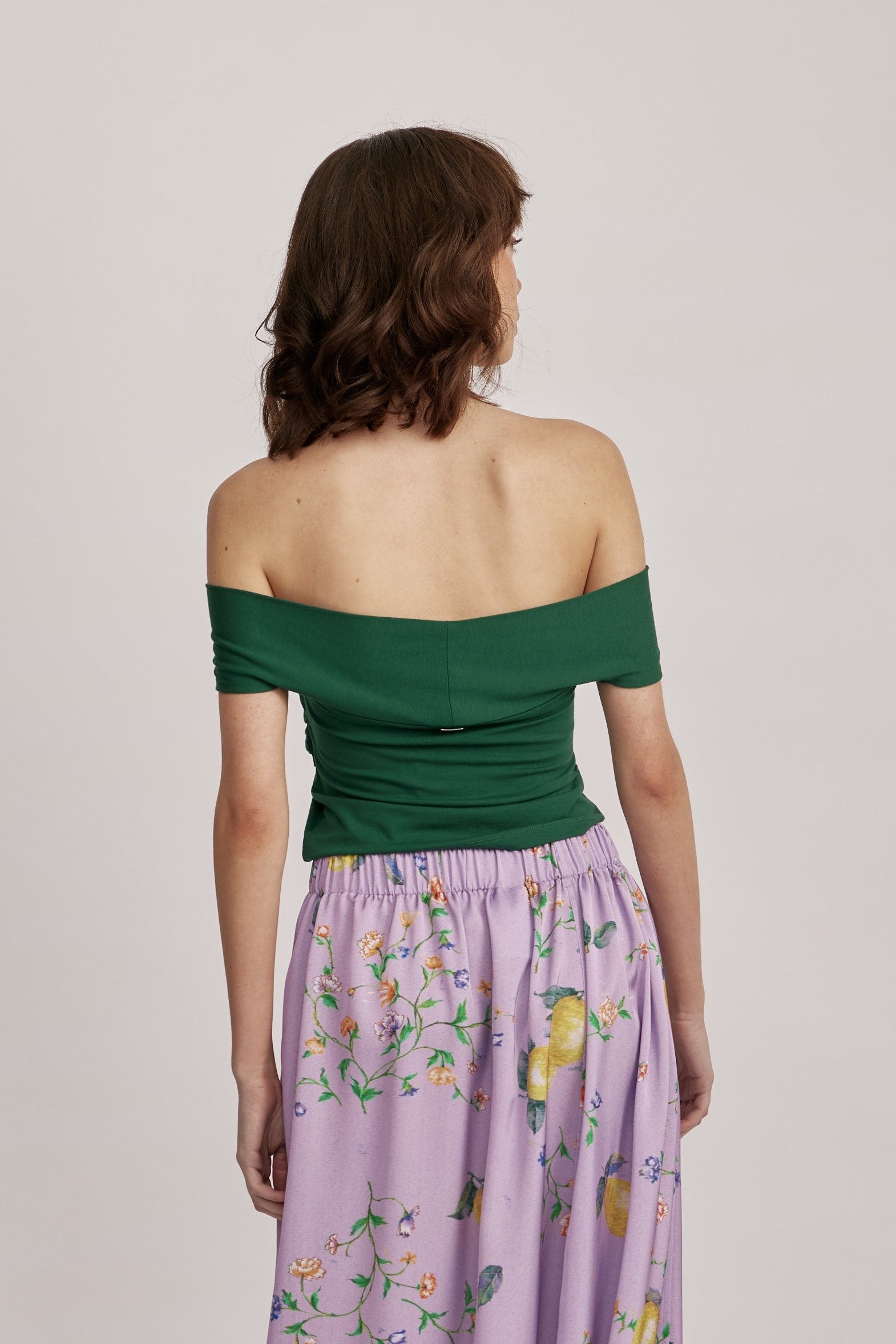 חולצה מבית המותג RIANI, עם דיטייל קדמי בדוגמת לולאות קשירה. ללא שרוולים, בגזרה צמודה לגוף, מבד ויסקוזה Eco Vero רך ונעים במיוחד.הרכב: 92% ויסקוזה, 8% אלסטןהדוגמנית בגובה 1.75 ולובשת מידה 36 אירופאית