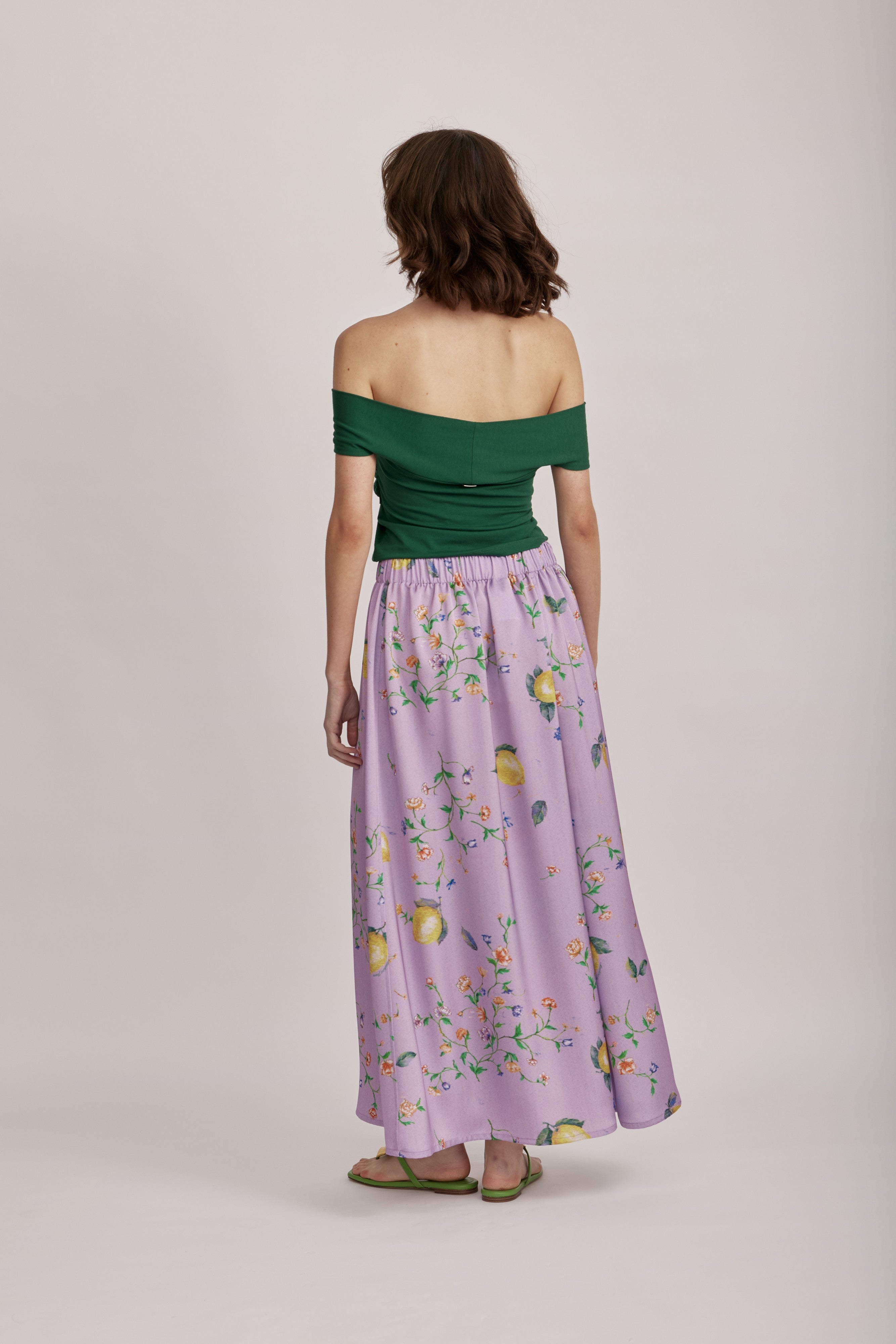 חולצה מבית המותג RIANI, עם דיטייל קדמי בדוגמת לולאות קשירה. ללא שרוולים, בגזרה צמודה לגוף, מבד ויסקוזה Eco Vero רך ונעים במיוחד.הרכב: 92% ויסקוזה, 8% אלסטןהדוגמנית בגובה 1.75 ולובשת מידה 36 אירופאית