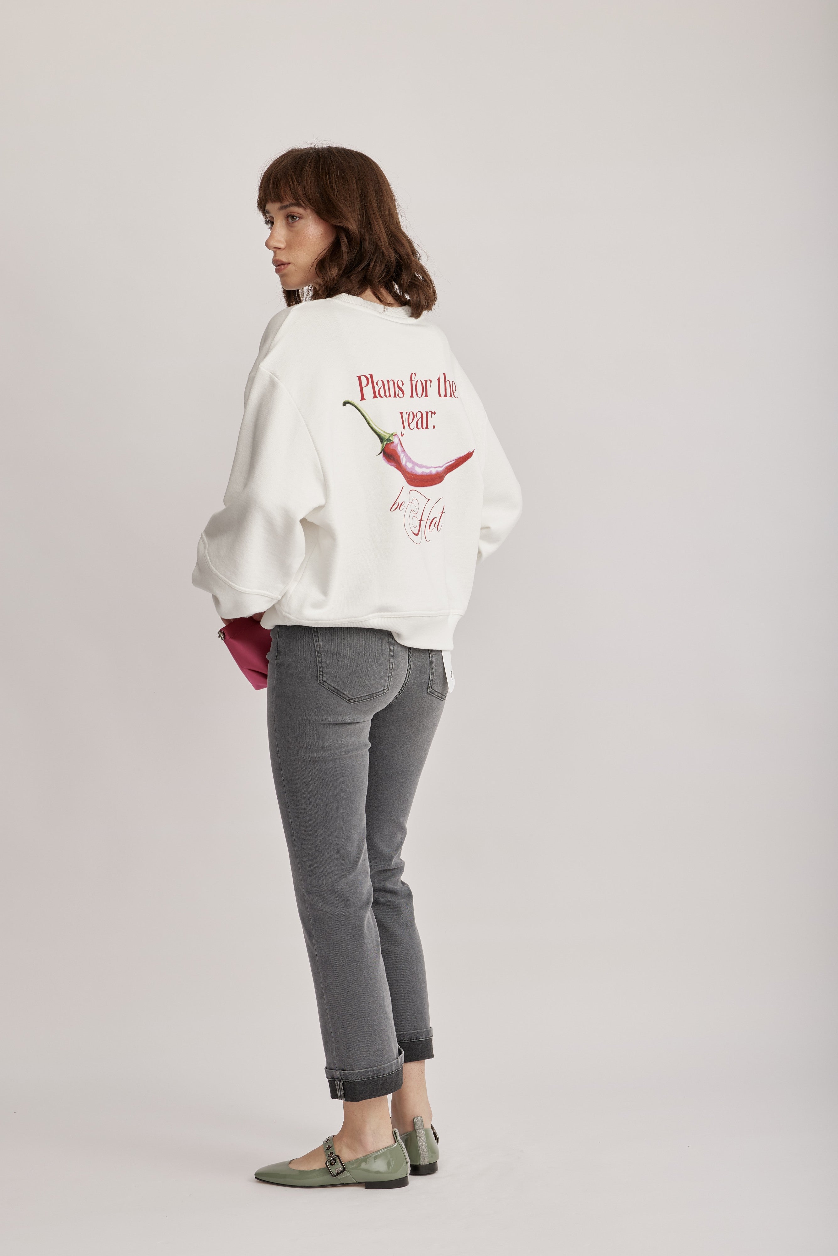 סווטשירט מבית המותג RIANI, מבד כותנה ג'רזי רך ואיכותי, בסטייל קז'ואל אופנתי, עם פרינט צ'ילי גדול בגב, ועיטור קטן בחזית. גזרה רחבה באורך המותן, עם צווארון עגול.הרכב: 100% כותנה אורגניתהדוגמנית בגובה 1.75 ולובשת מידה 36 אירופאית