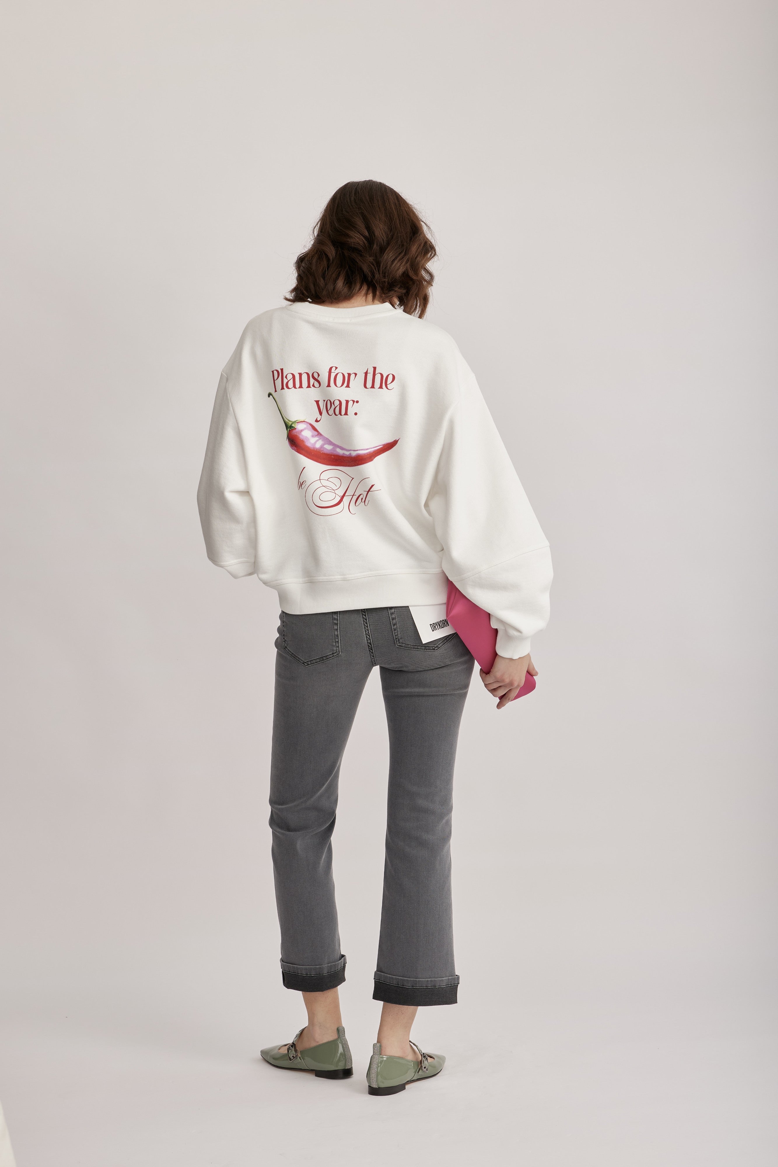 סווטשירט מבית המותג RIANI, מבד כותנה ג'רזי רך ואיכותי, בסטייל קז'ואל אופנתי, עם פרינט צ'ילי גדול בגב, ועיטור קטן בחזית. גזרה רחבה באורך המותן, עם צווארון עגול.הרכב: 100% כותנה אורגניתהדוגמנית בגובה 1.75 ולובשת מידה 36 אירופאית